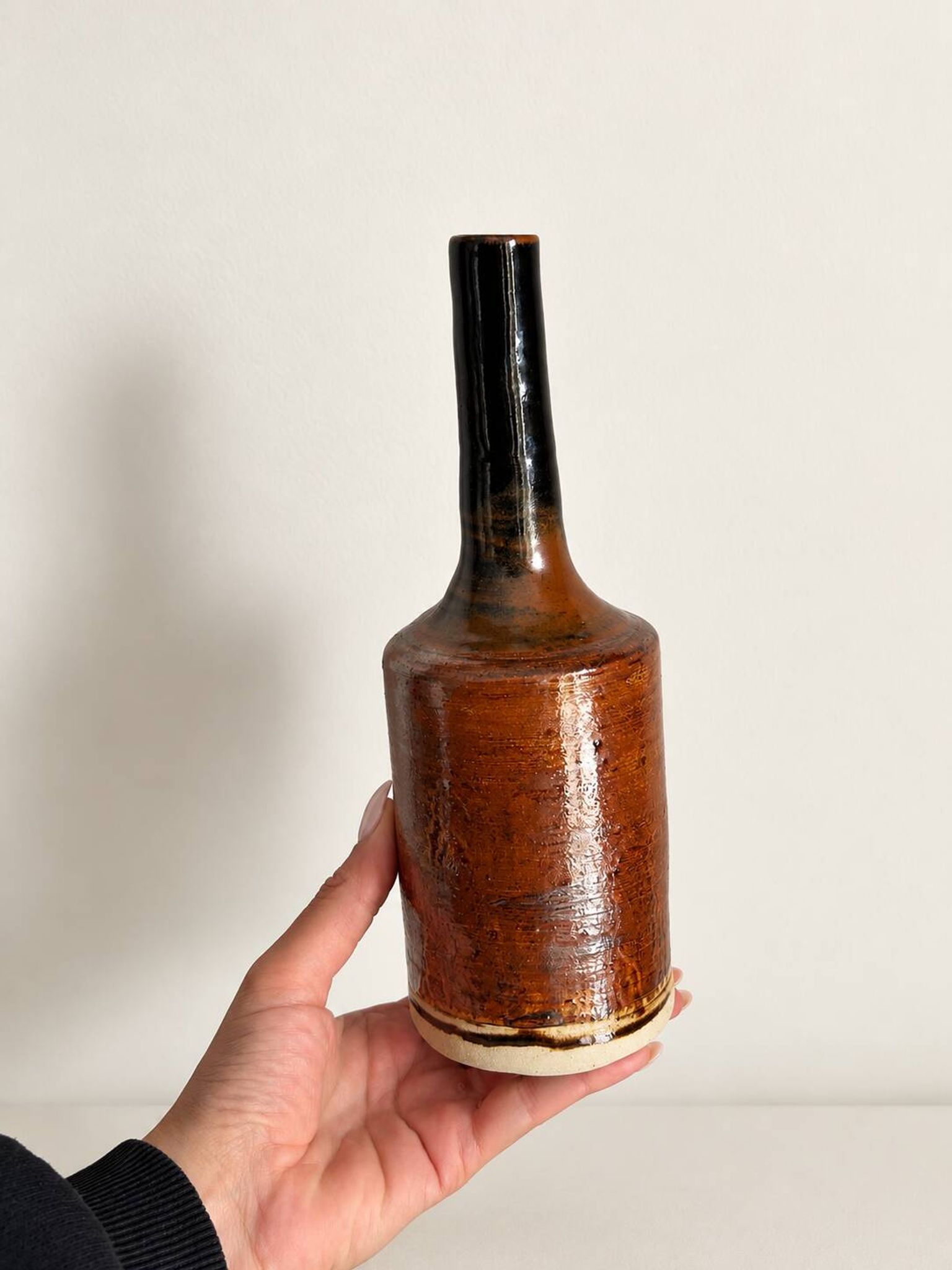 Vase soliflore en grès vernissé marron et noir, poterie faite main ancienne