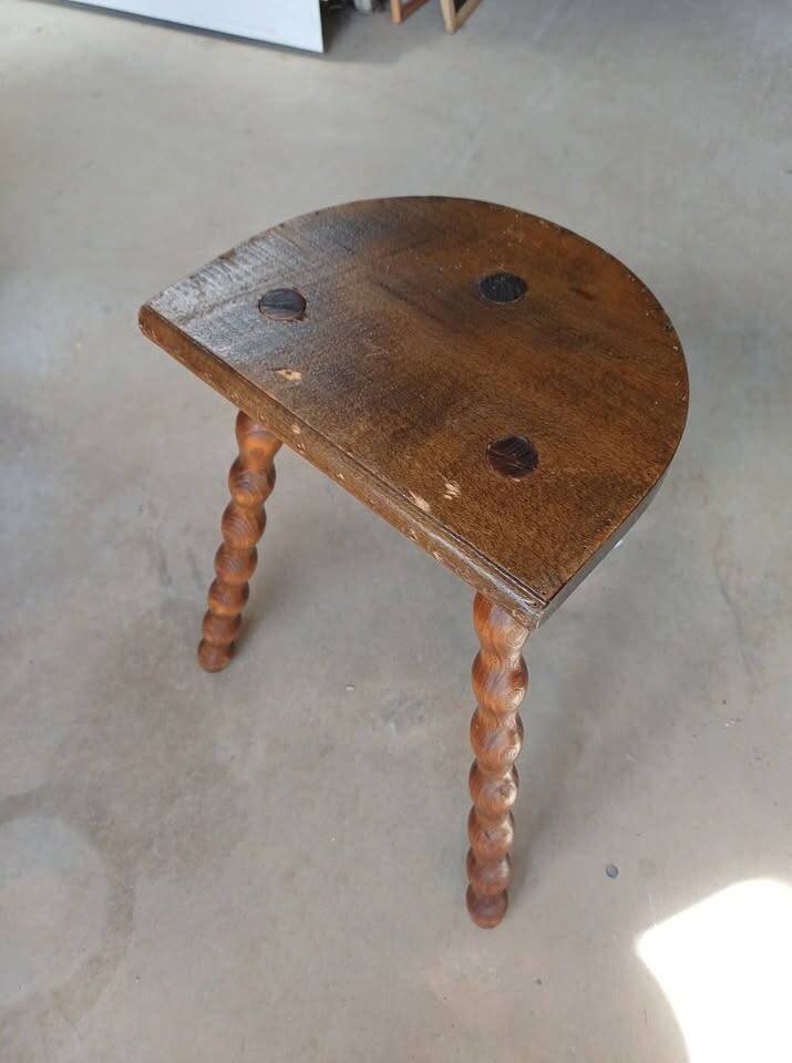 Vintage tripod stool – Twisted legs –