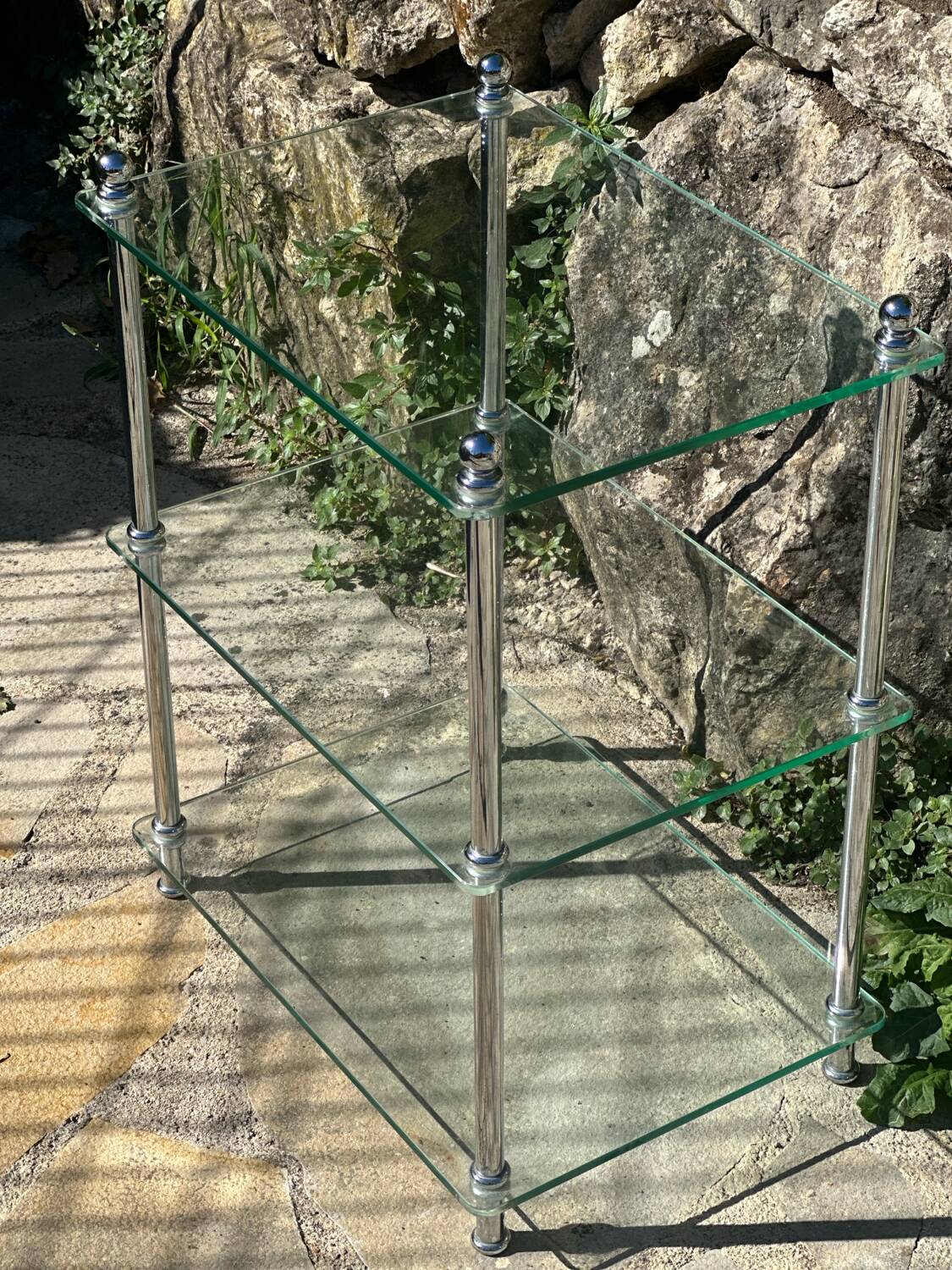 Petite étagère en verre et chrome .