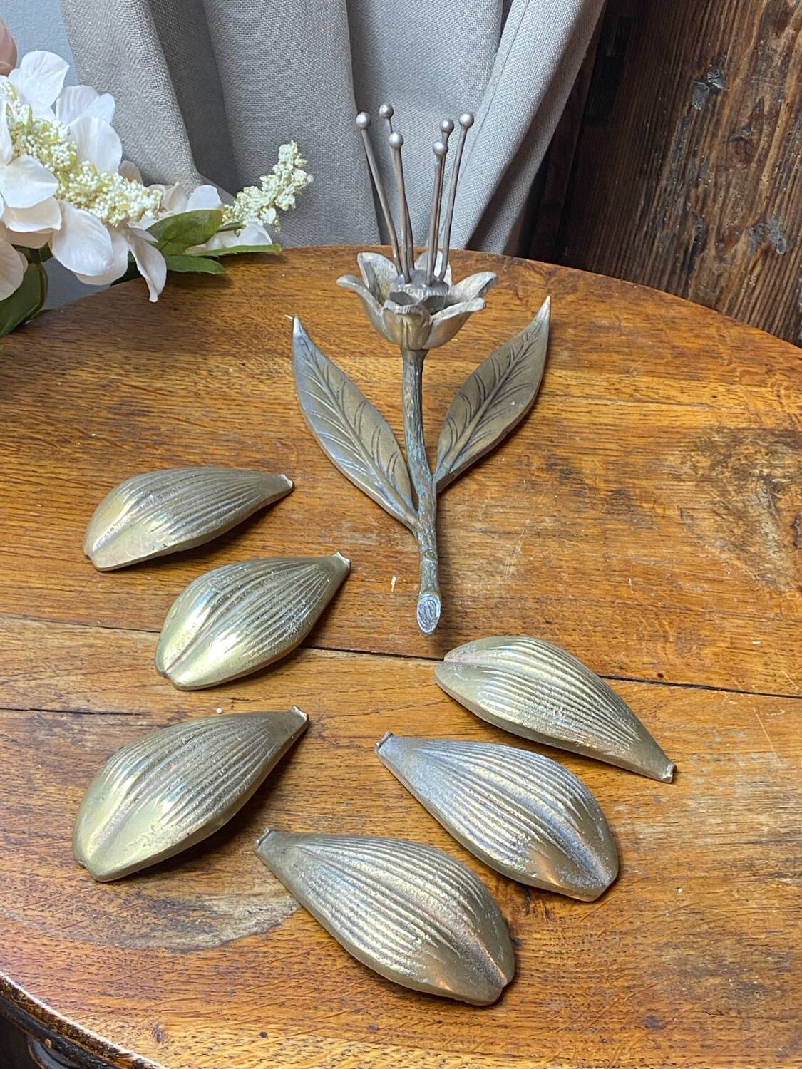 Individual flower-shaped ashtrays, solid brass, 1960s/70s
