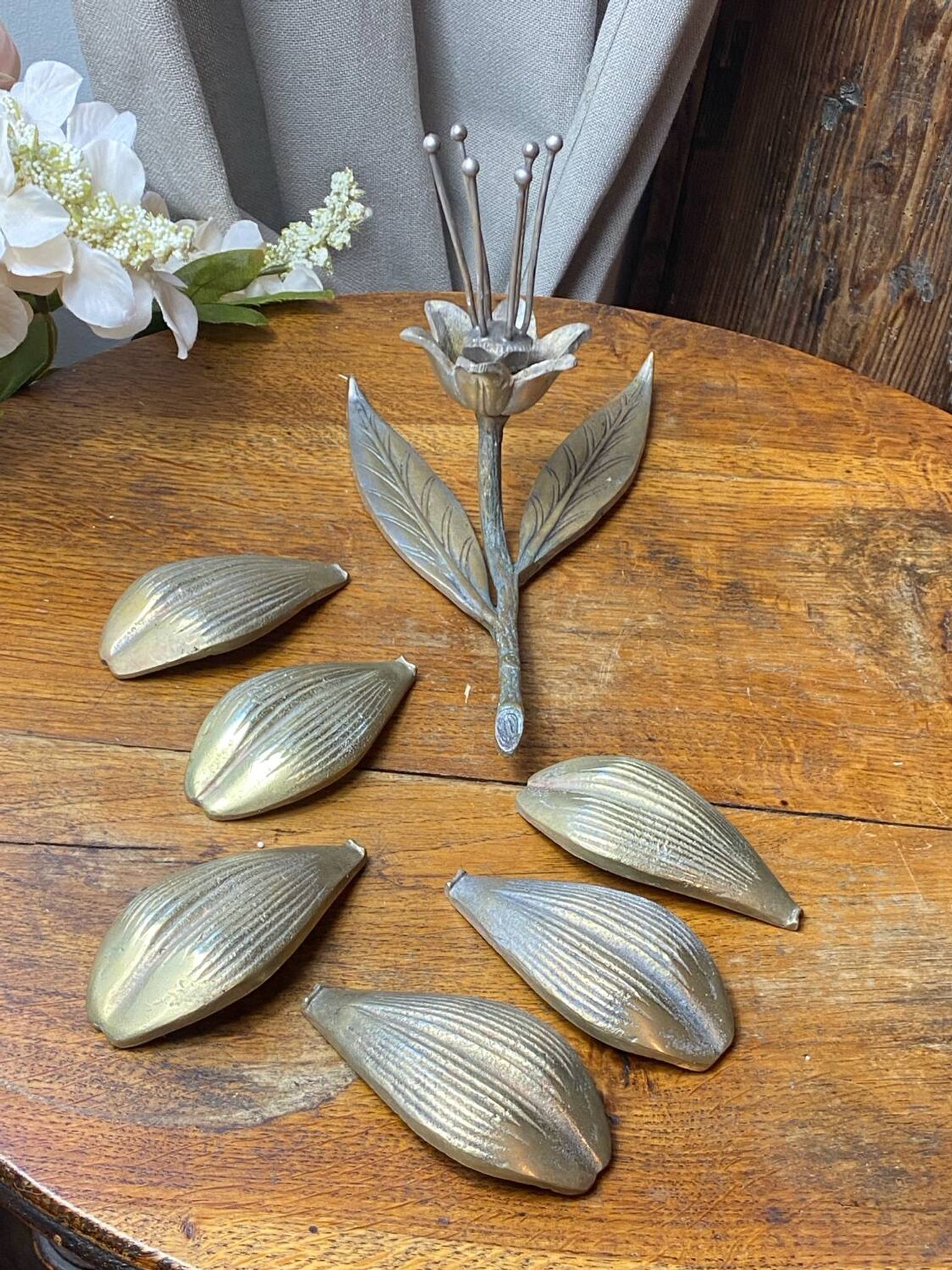 Individual flower-shaped ashtrays, solid brass, 1960s/70s