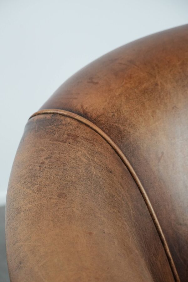 Fauteuil club en cuir de mouton orné de clous décoratifs