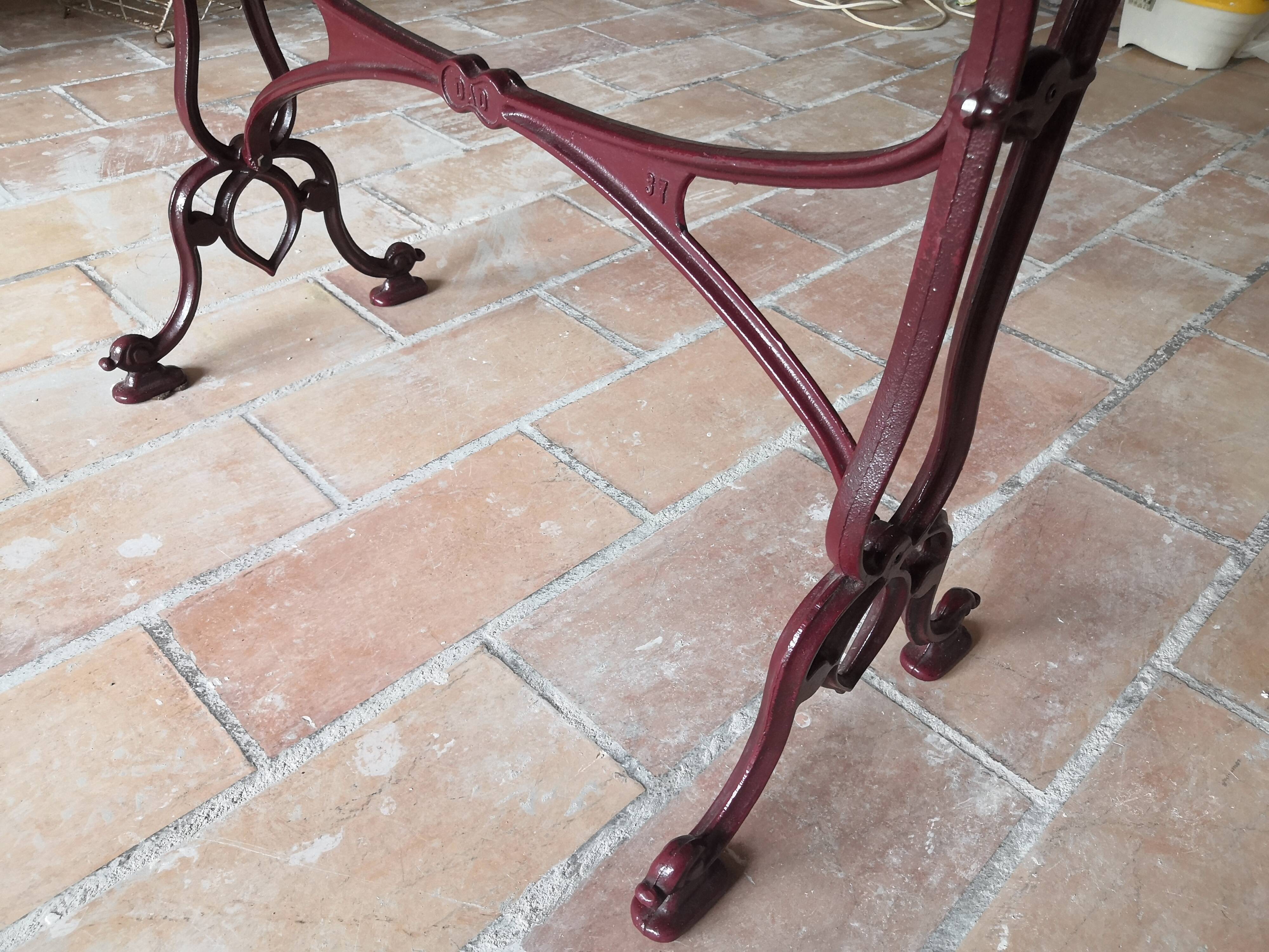 Bistrot table marble brown burgundy cast iron base