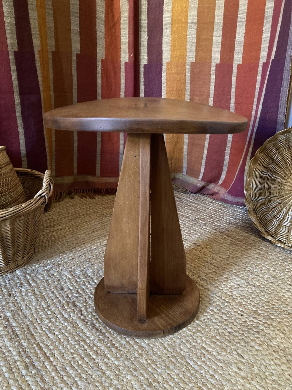 Tabouret en bois avec assise convexe