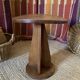 Tabouret en bois avec assise convexe