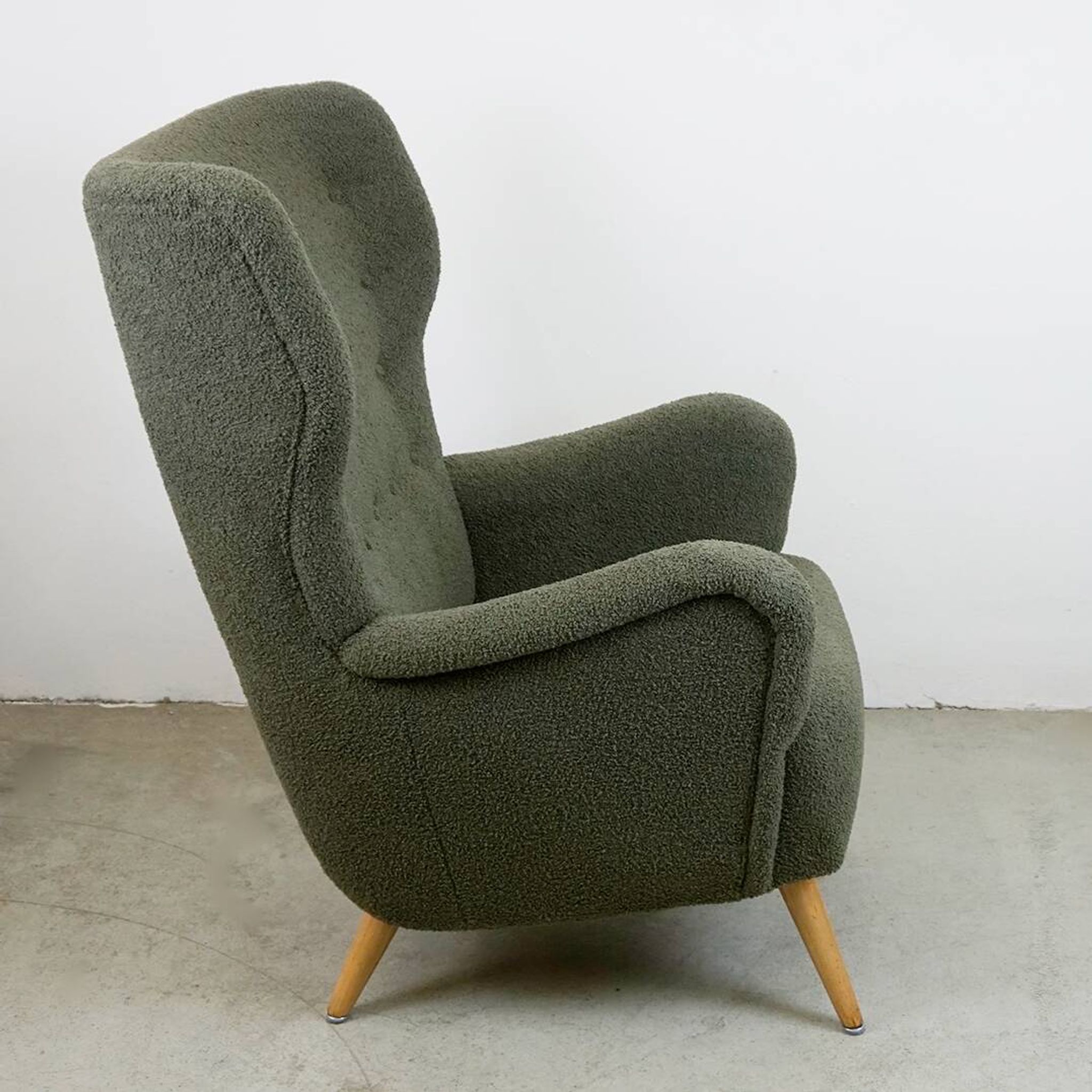 Fauteuil Wingback bouclé gris-vert, Autriche années 50