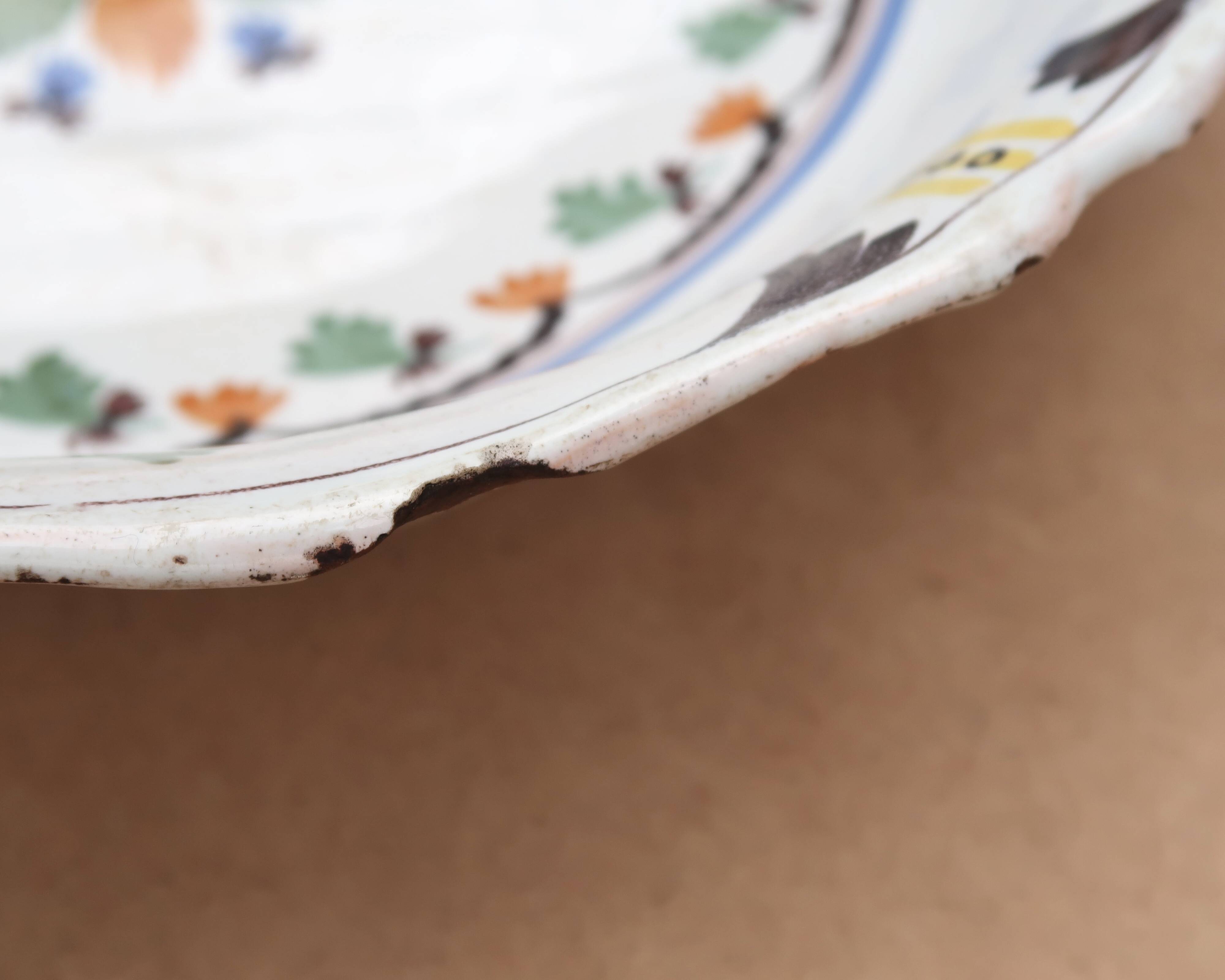 Shallow flat dish in Nevers earthenware from the 18th century.