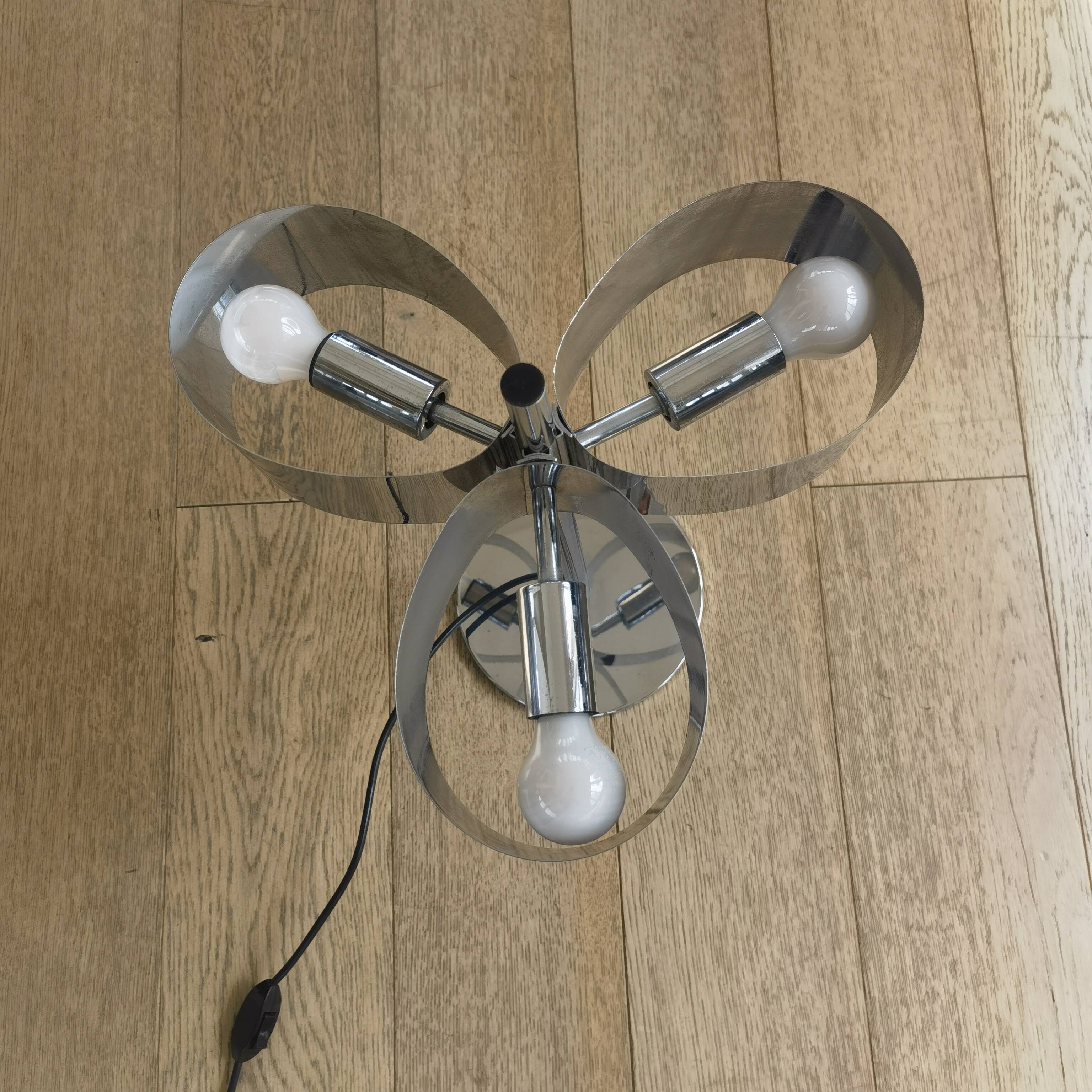 Chromed metal table lamp with 3 lights