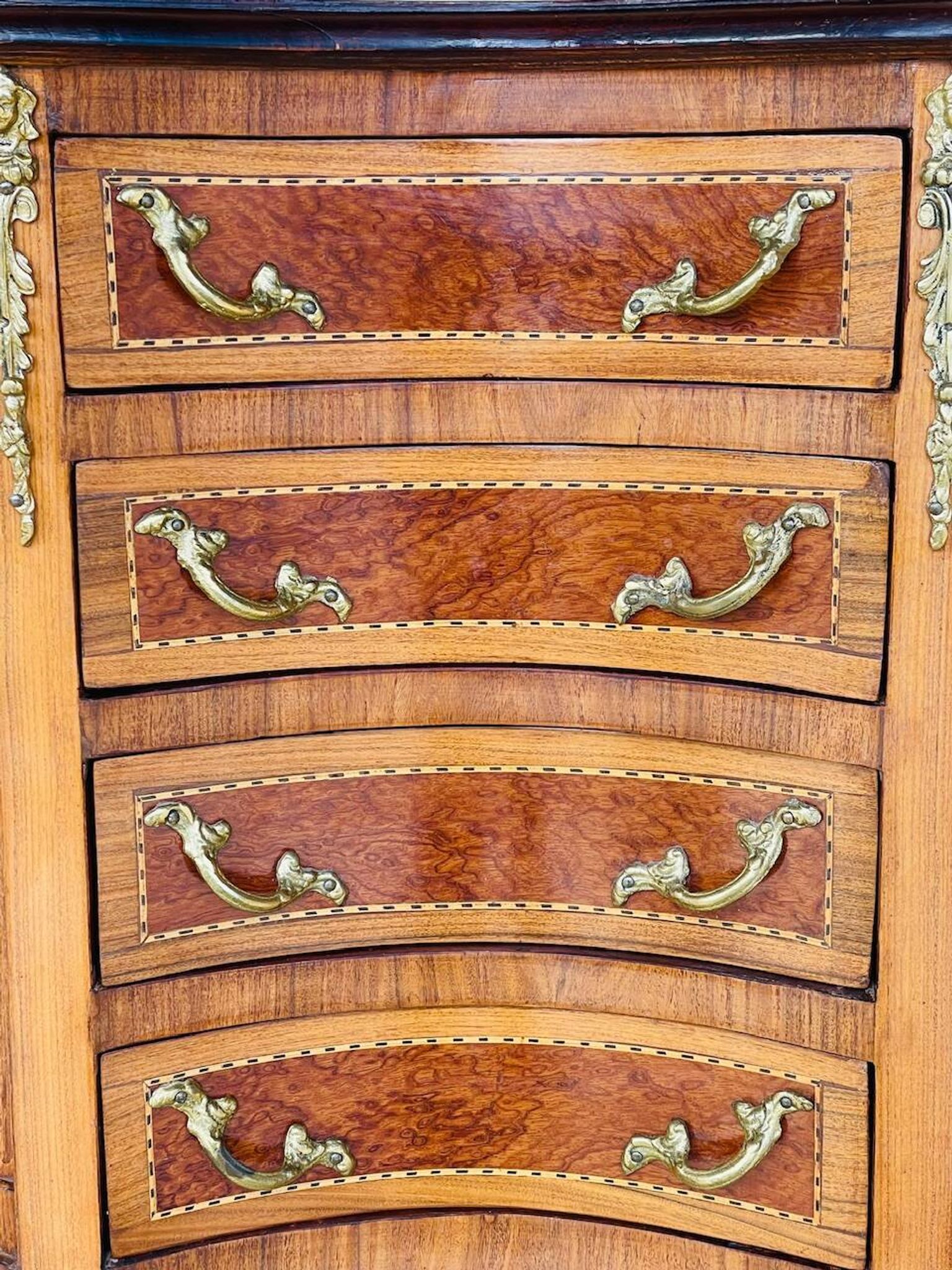 Commode style Louis XV en loupe d'orme et noyer