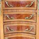 Commode style Louis XV en loupe d'orme et noyer