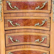 Commode style Louis XV en loupe d'orme et noyer