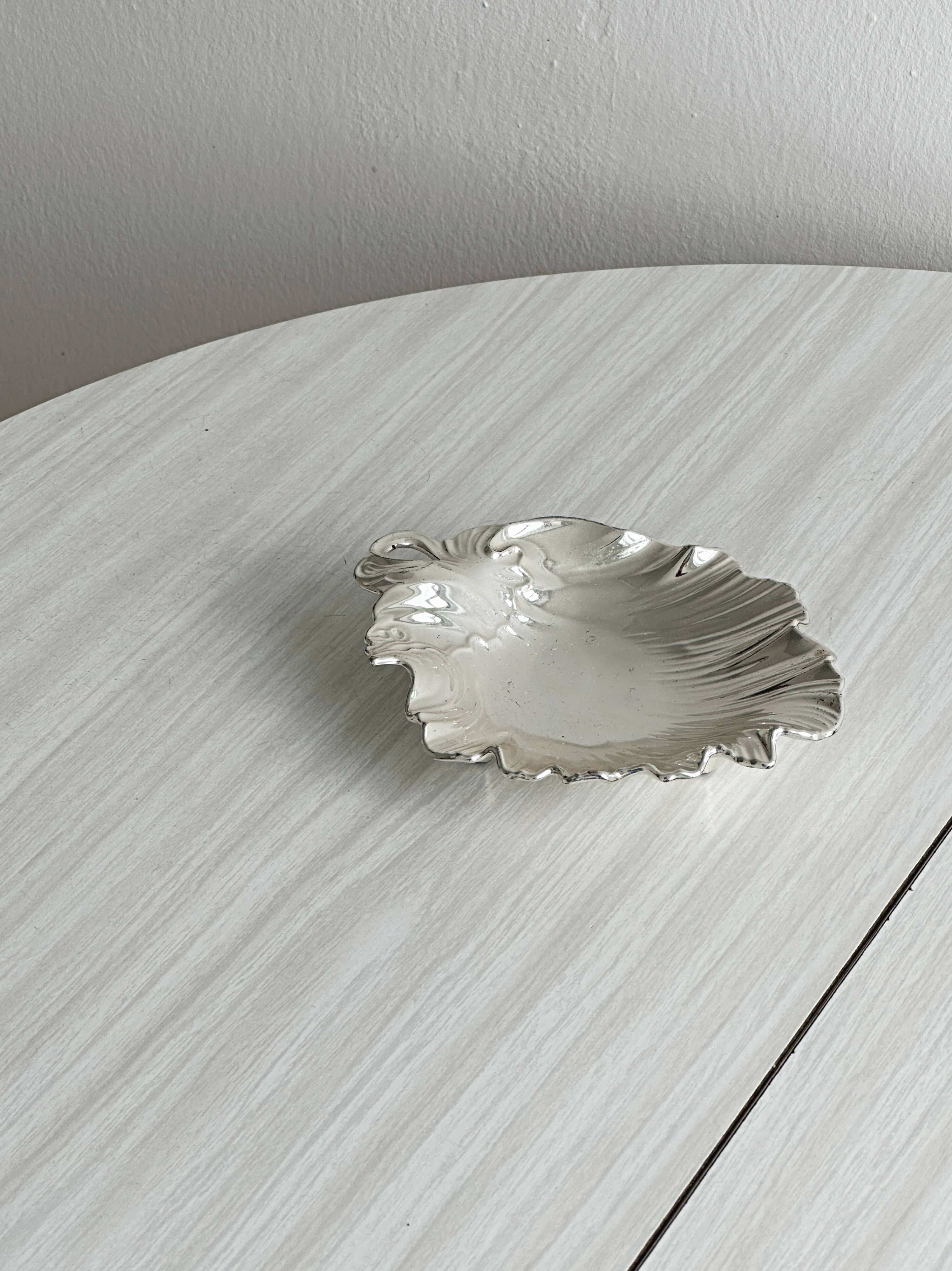 Vide-poche en forme de feuille en métal blanc argenté