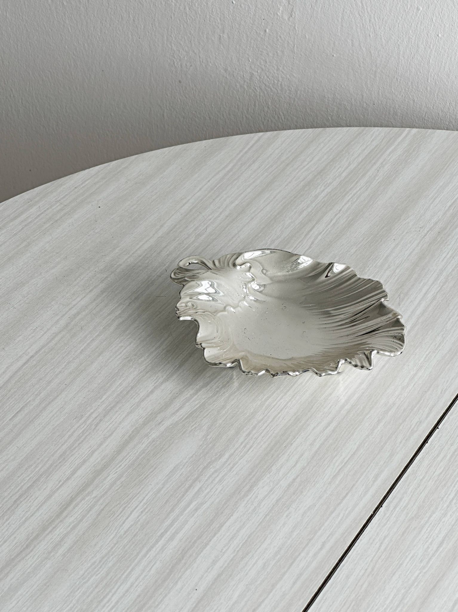 Vide-poche en forme de feuille en métal blanc argenté