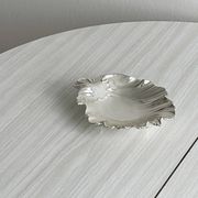 Vide-poche en forme de feuille en métal blanc argenté