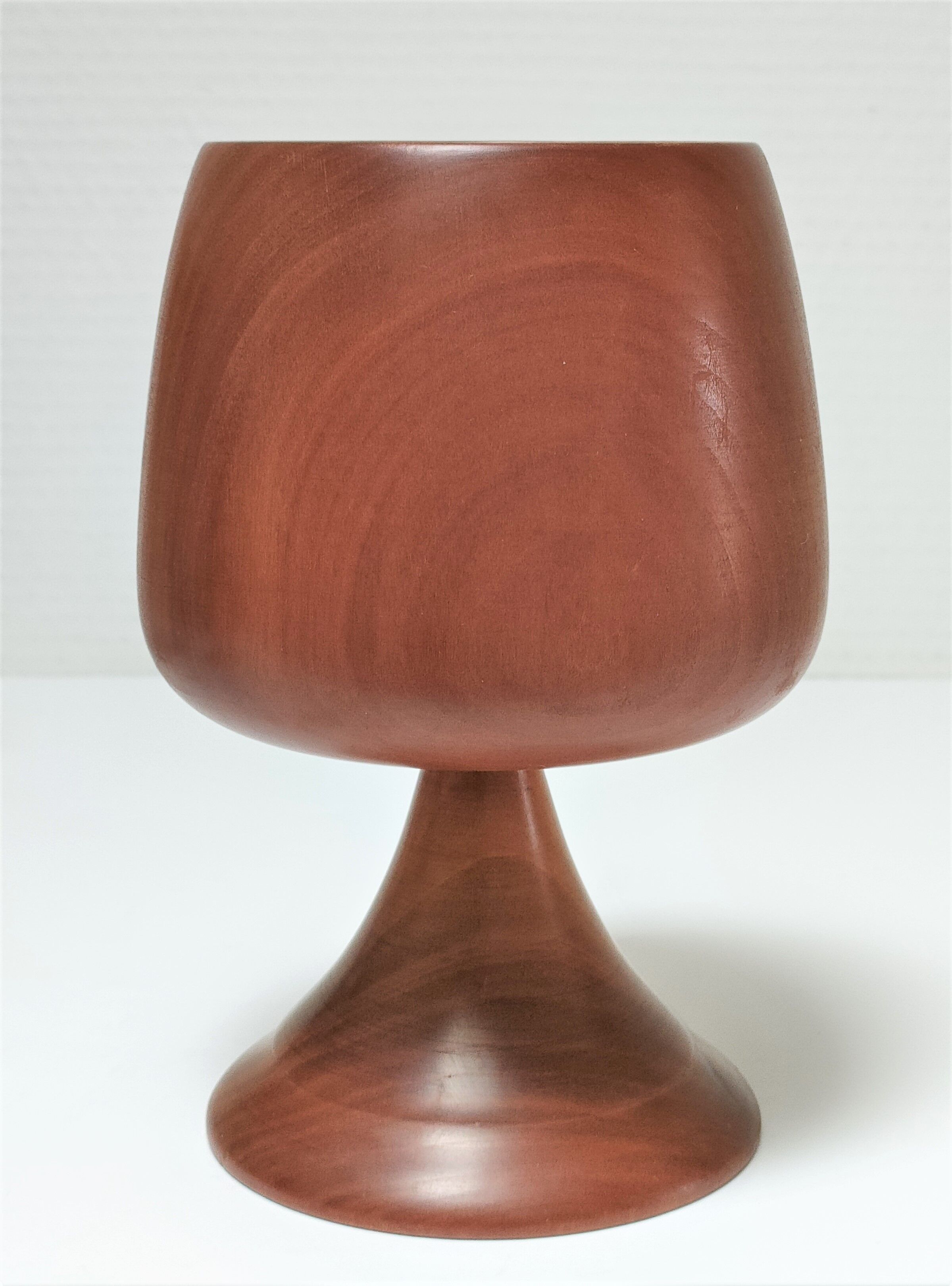 Cinq verres à pied en bois tourné vintage