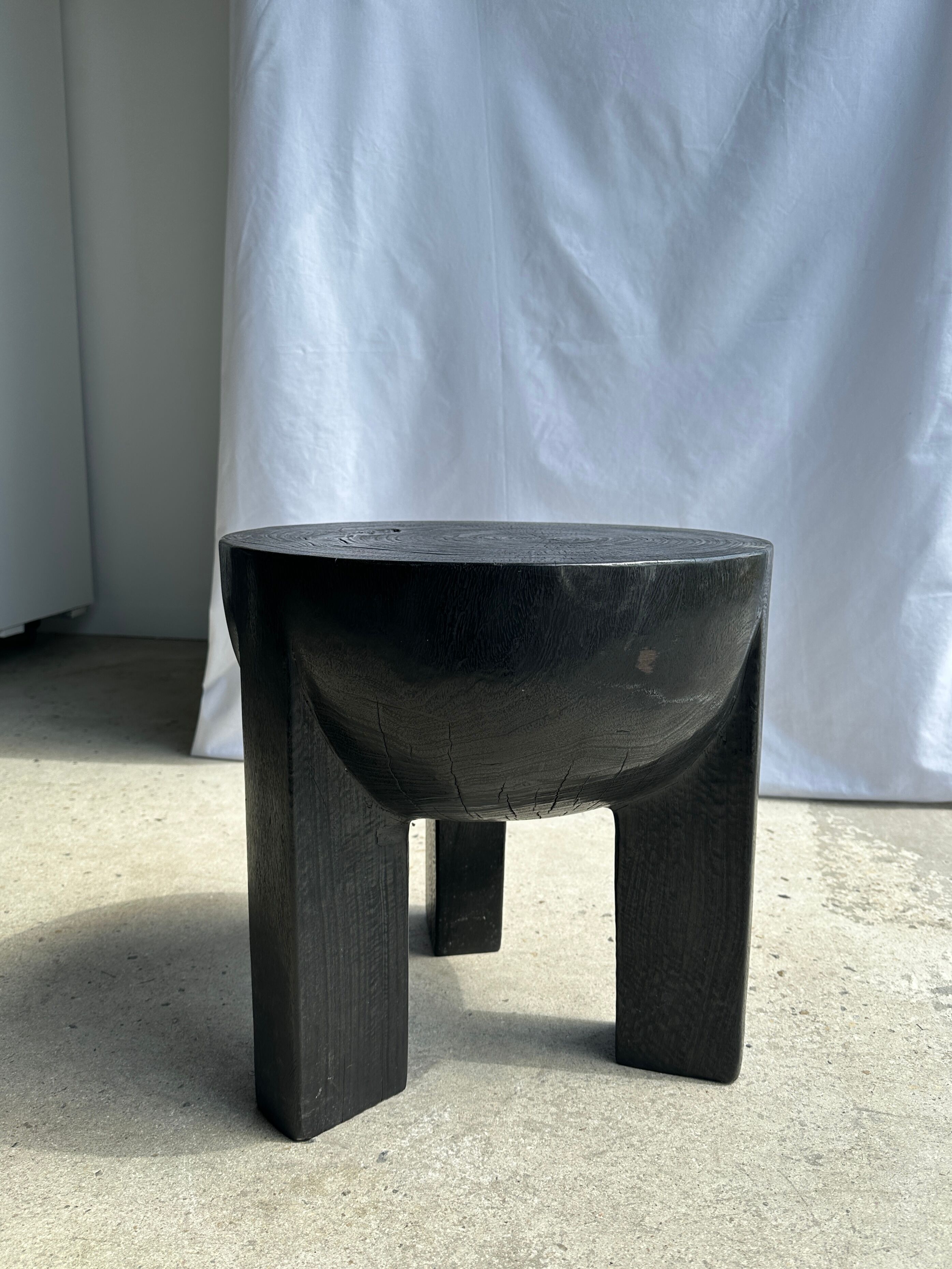 Black mango wood tripod side table with a semi-spherical top, height: 45 cm, diameter: 44 cm.