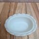Petite poule couveuse en opaline blanche peinte ancienne