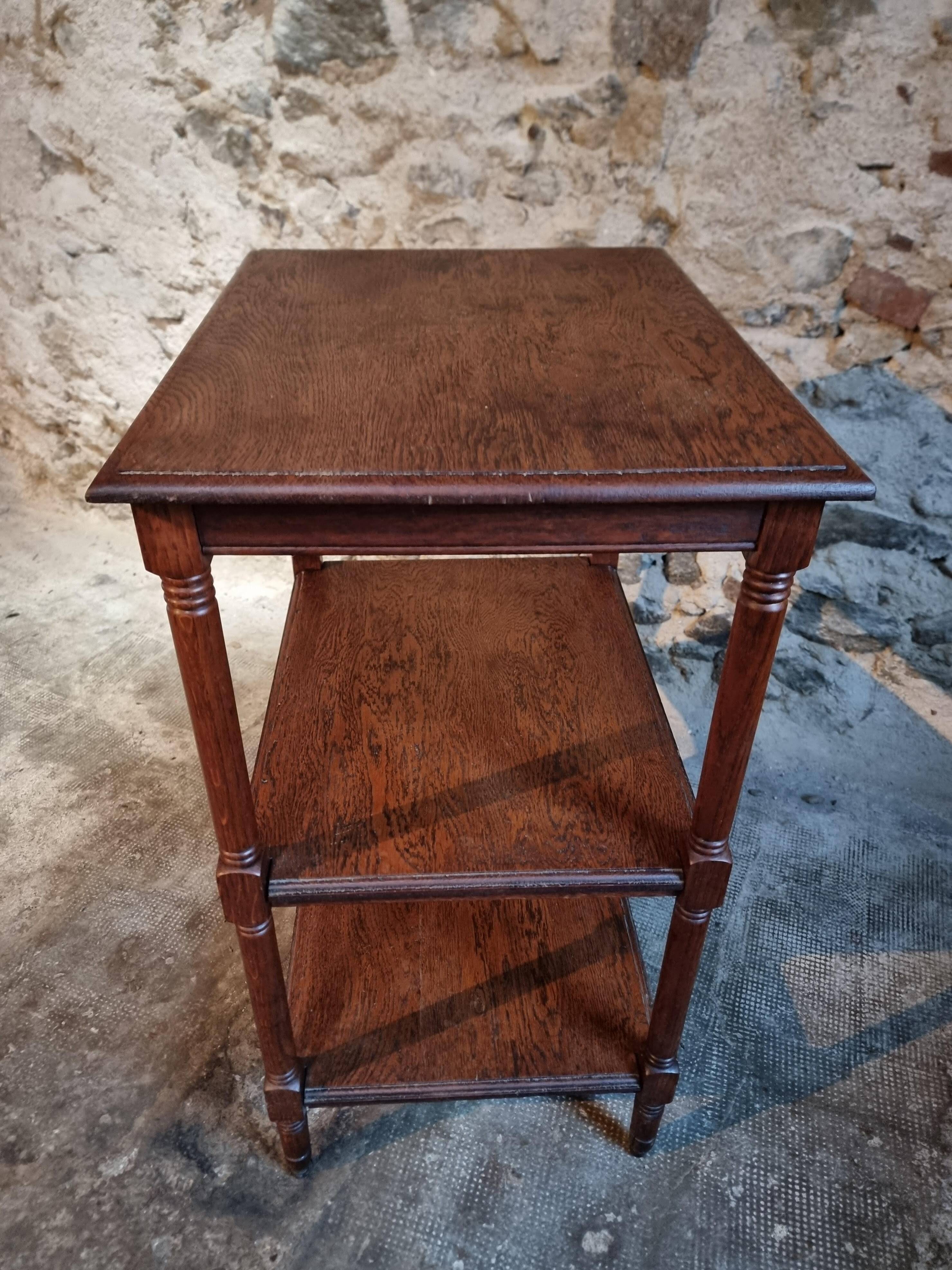 Vintage 1920s side table – Three-tiered shelf in French oak with turned legs.
