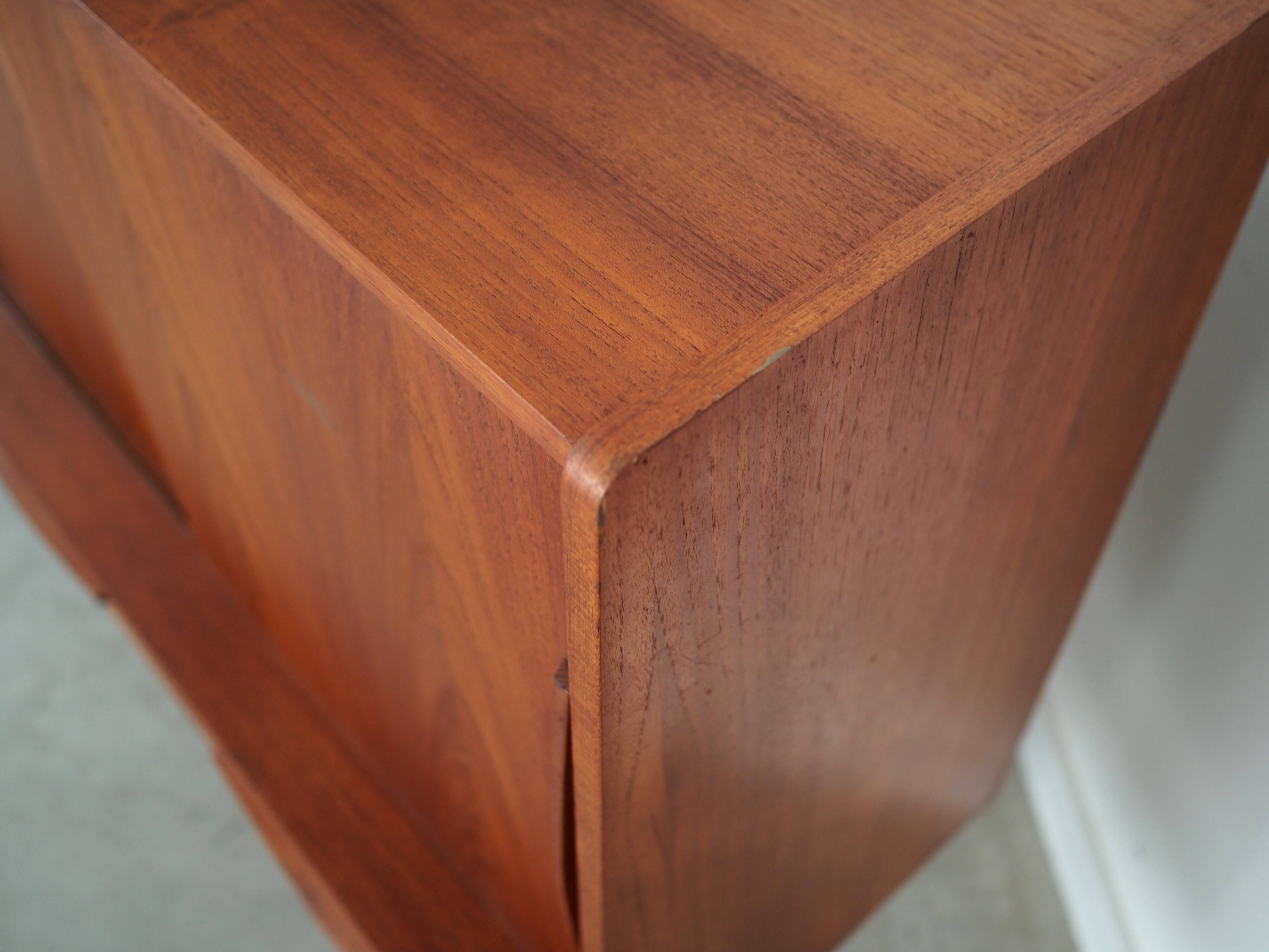 Buffet haut en teck, design danois, années 1960, production : Danemark