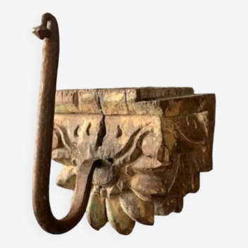 Wall hook in hand-carved wood and iron, antique, India, 1920