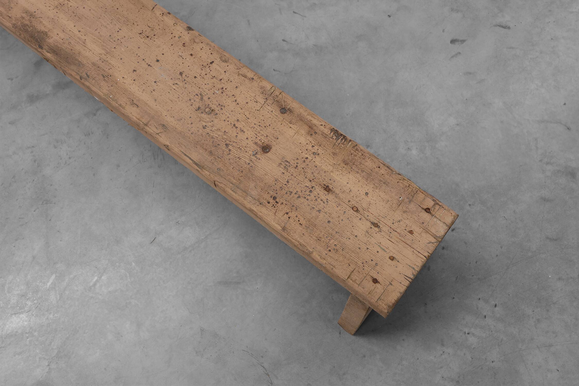 Banc bas rustique français en bois massif de style wabi wabi, vers 1880