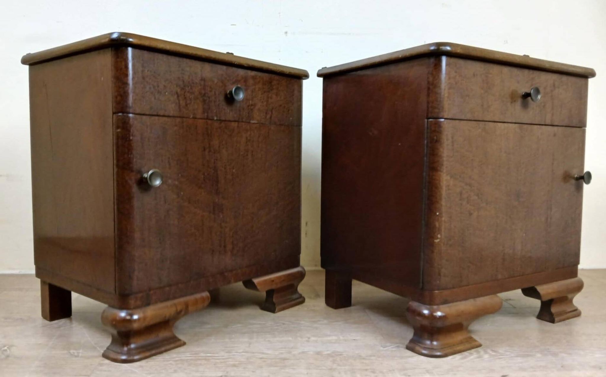 Pair of Art Deco period bedside tables or nightstands in burl circa 1930