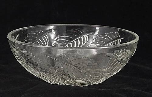 Cups "chestnut leaves" in Lalique glass, excellent condition, signed.