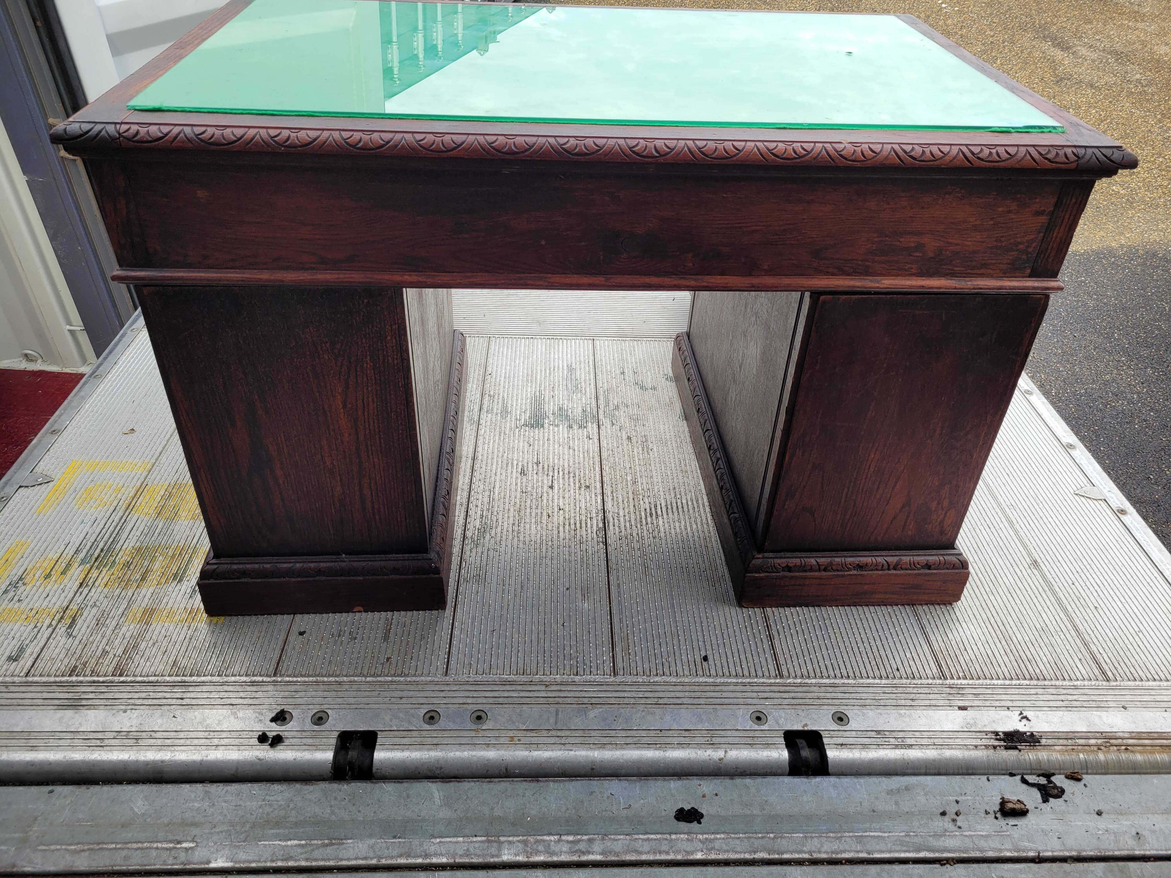 Bureau sculpté antique