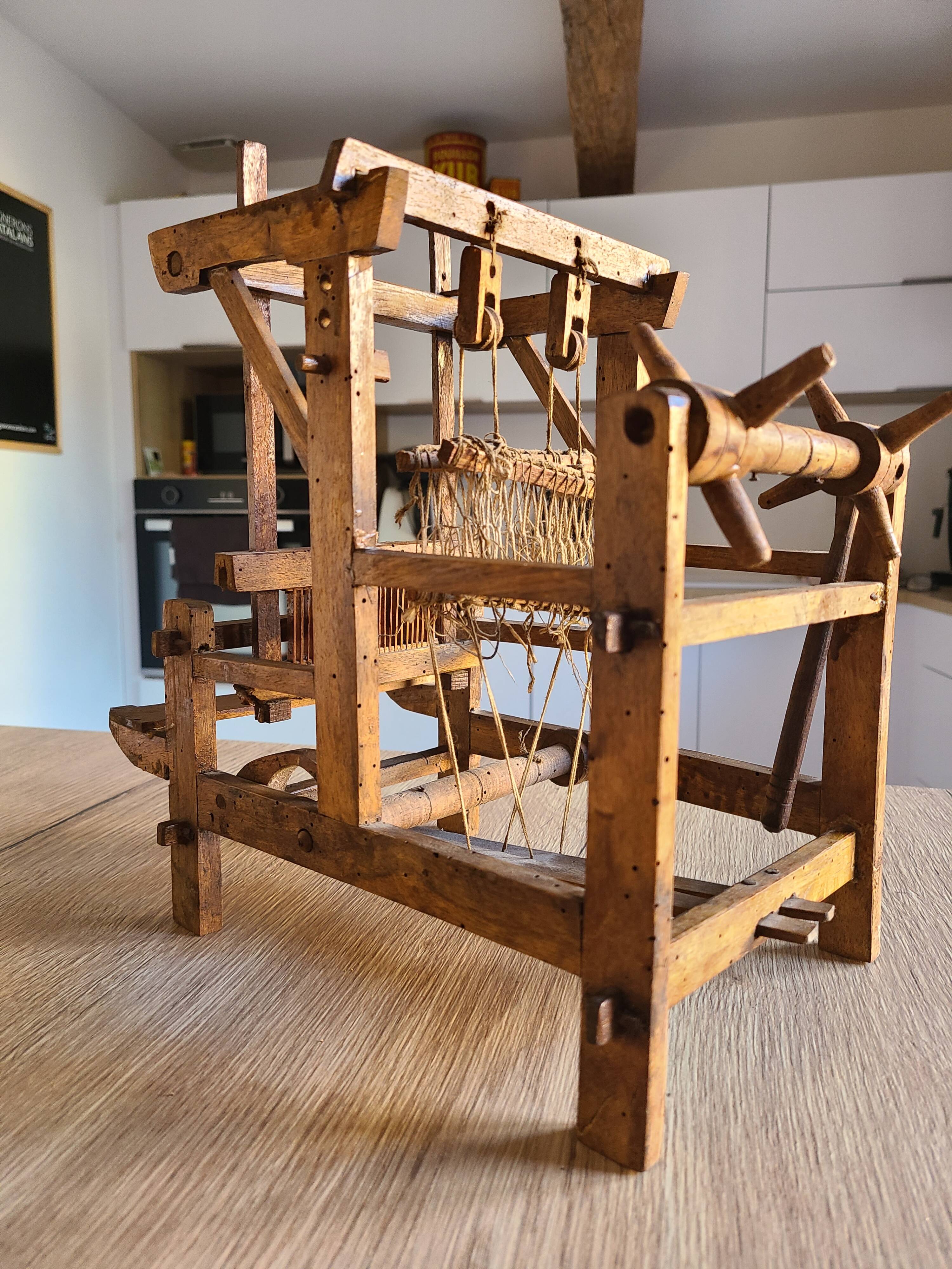 Table loom, old, made of wood.
