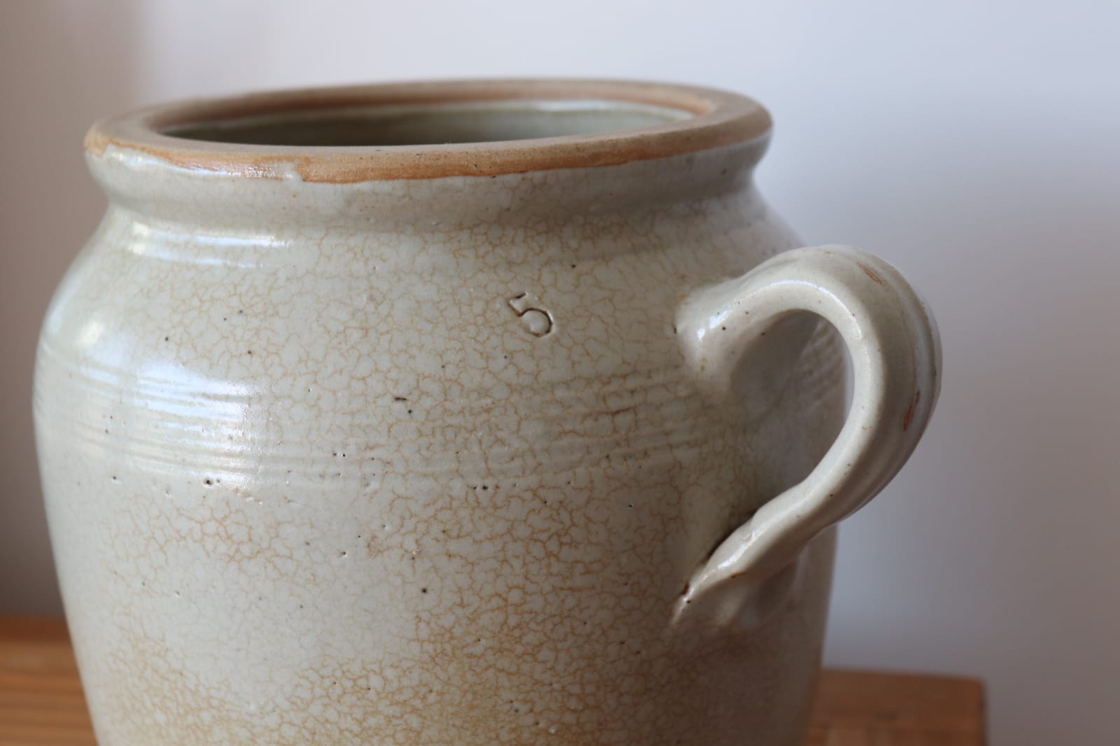 Eared beige sandstone pot
