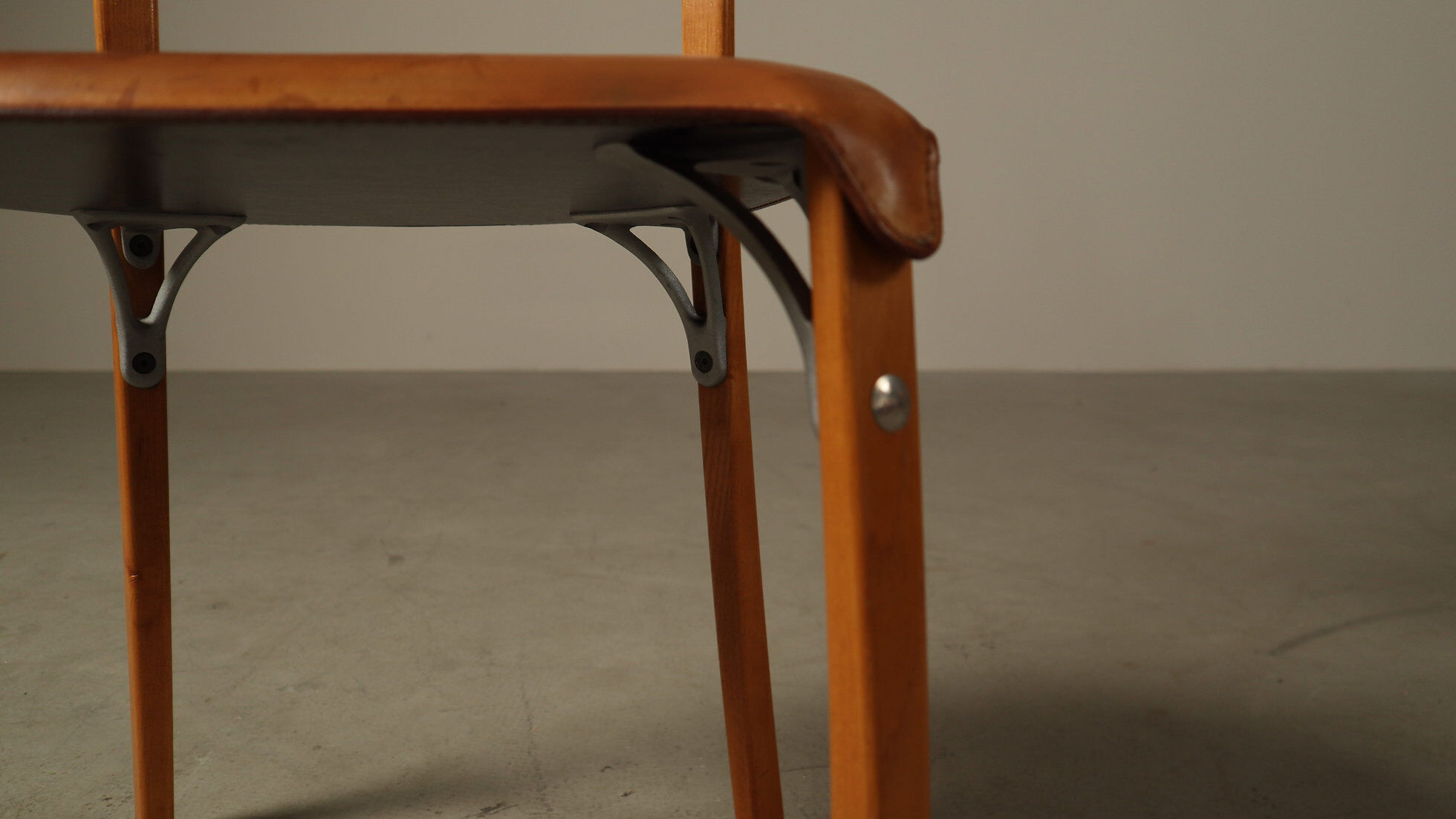 Ensemble de cinq chaises de salle à manger italiennes en cuir cognac, années 1990.