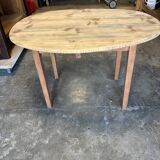 Extendable wooden table