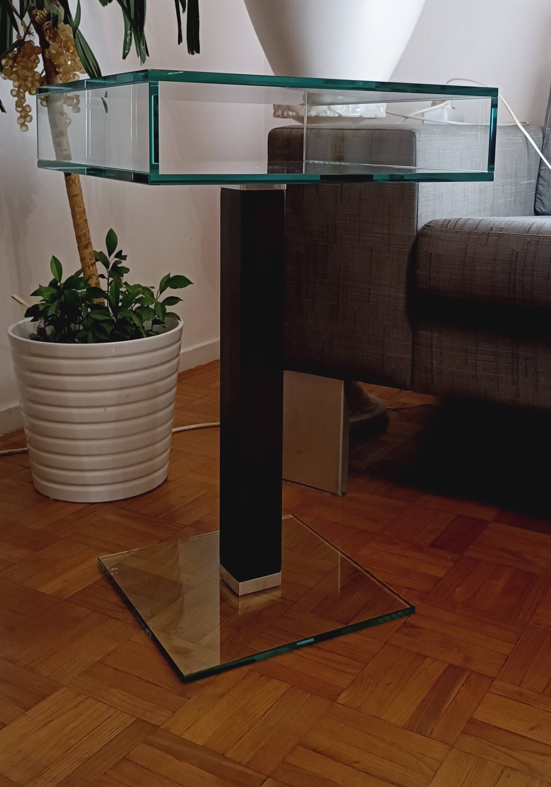 Very beautiful Marais International design pedestal table in 10mm clear glass