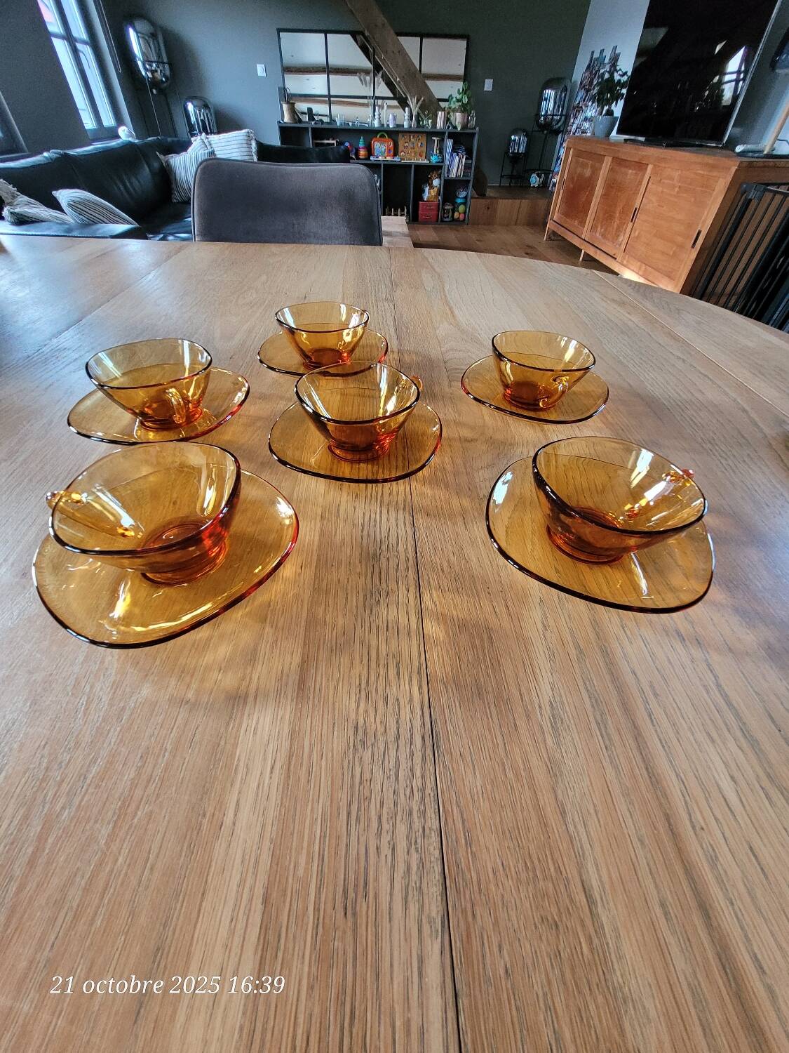 6 tasses et sous-tasses en verre ambré Vereco