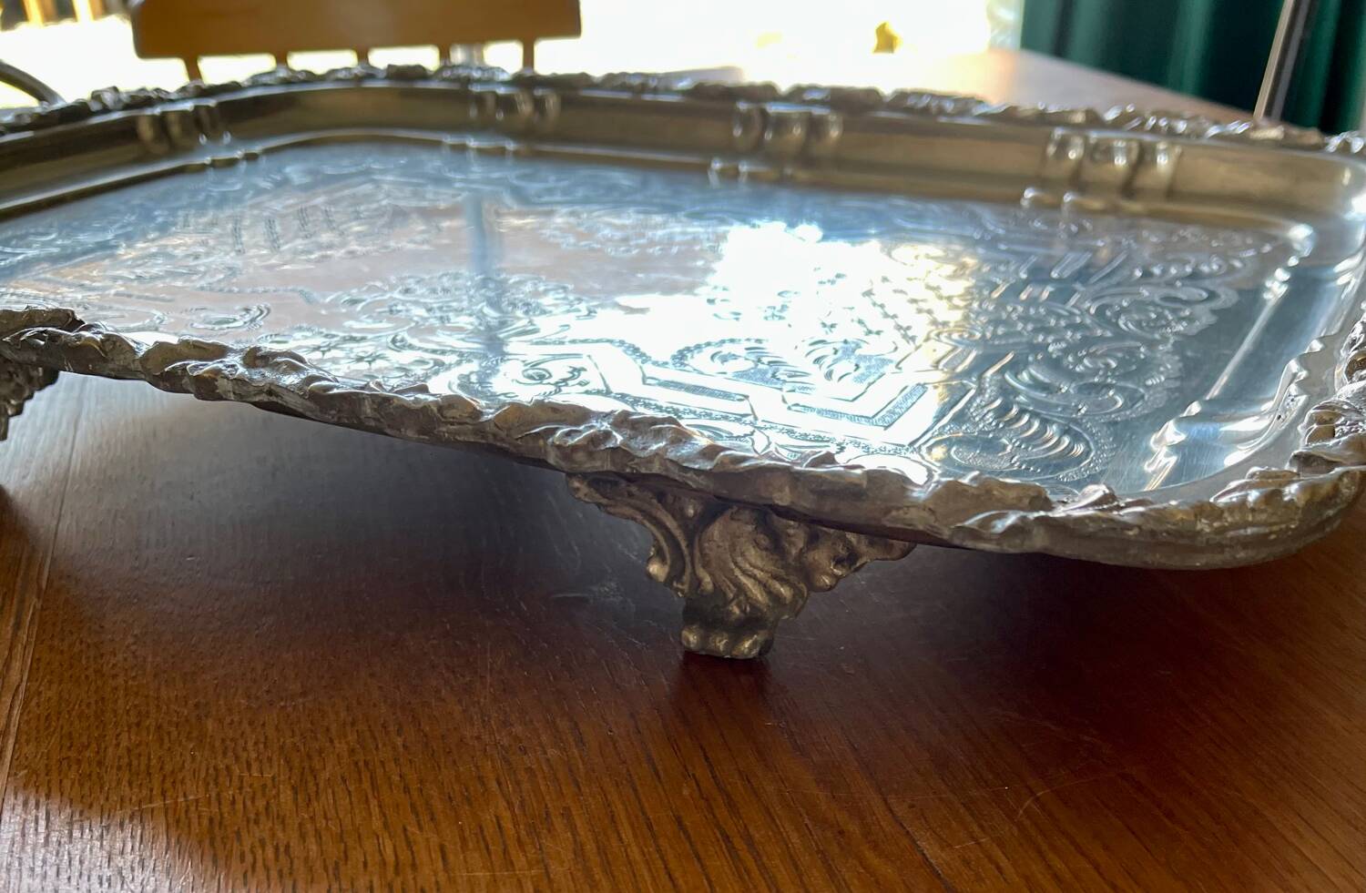 Tray on feet with handles