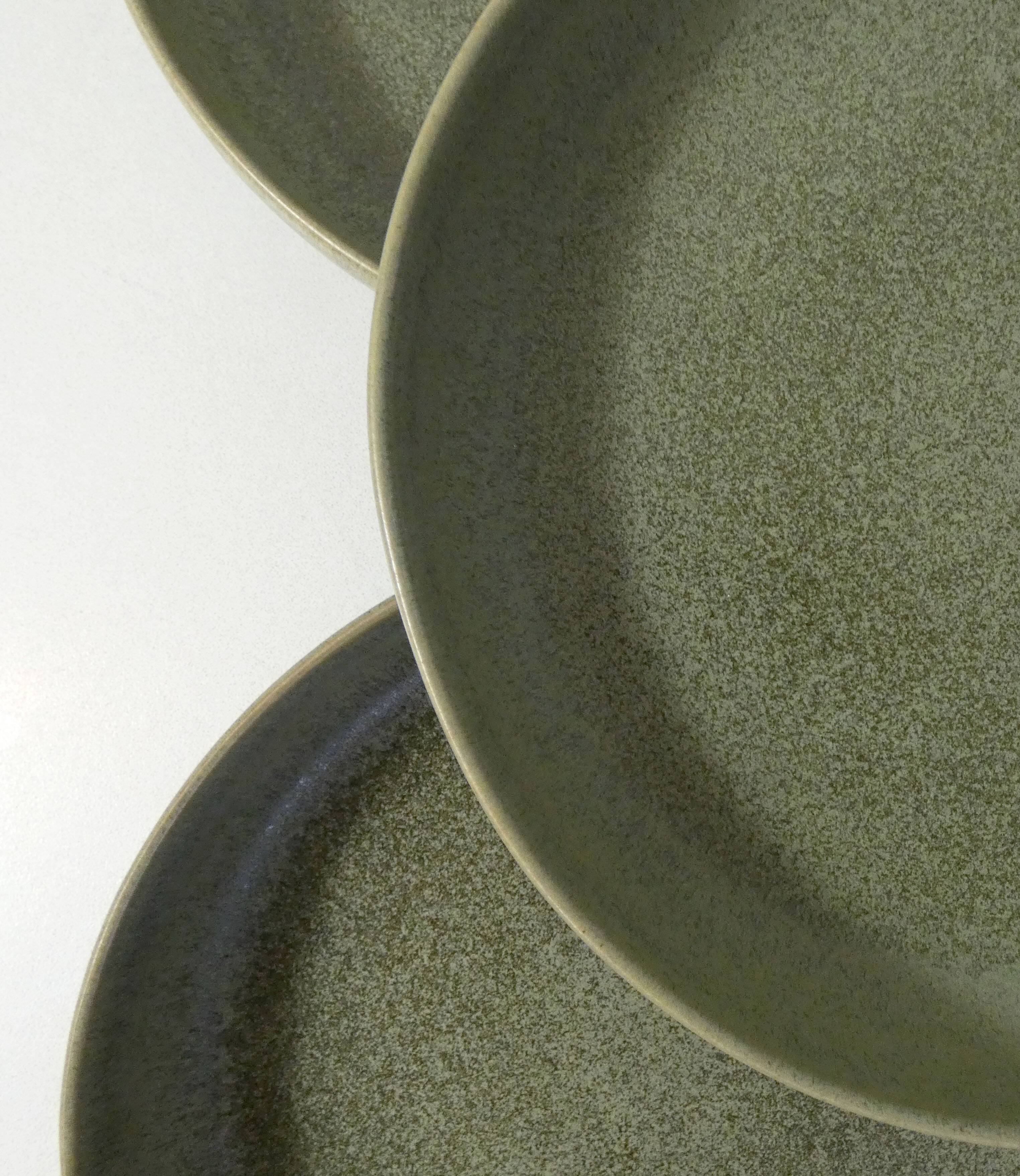 4 stoneware plates with straight edge