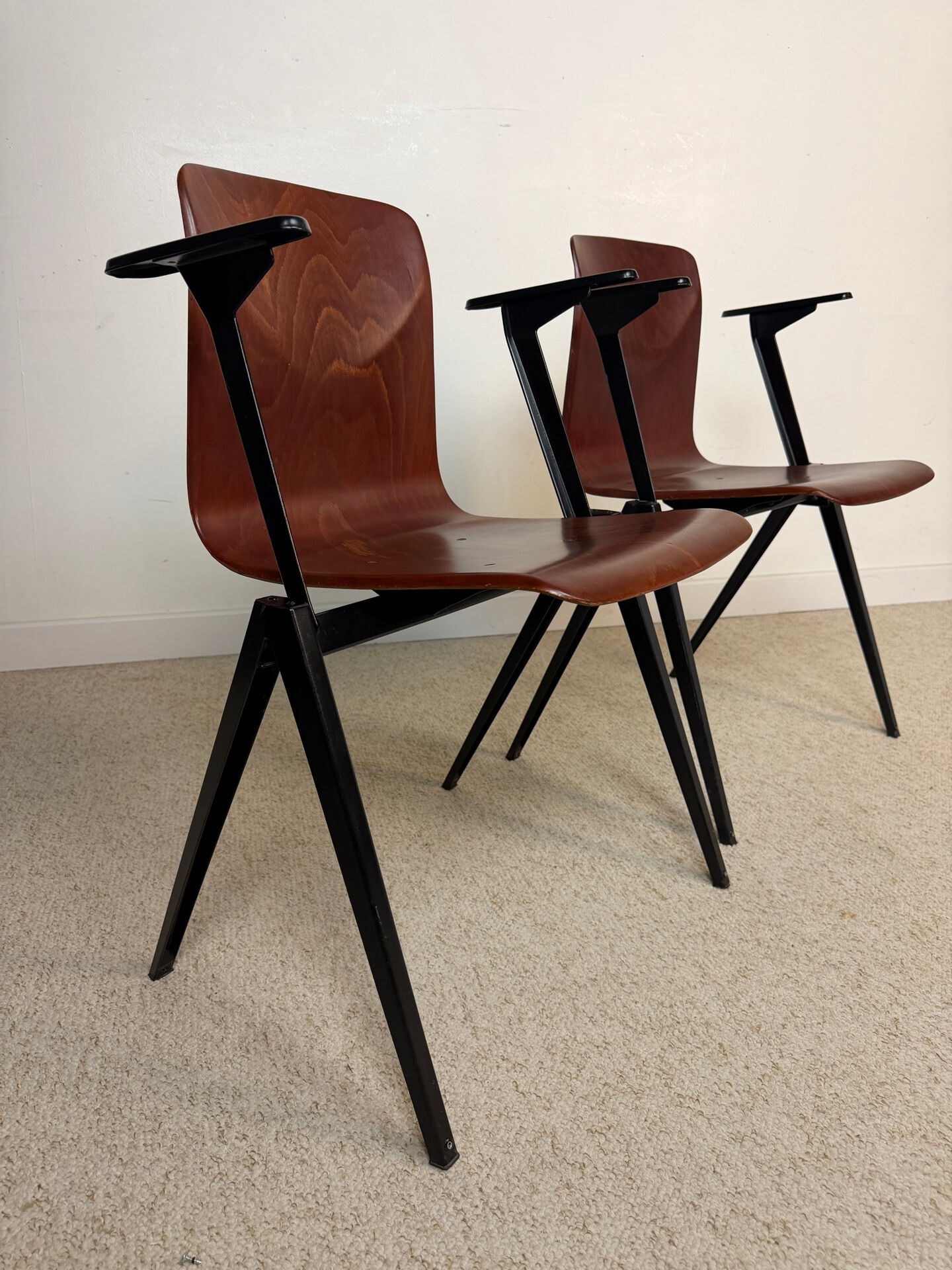 Paire de chaises éditées par Cartel de Belleville.