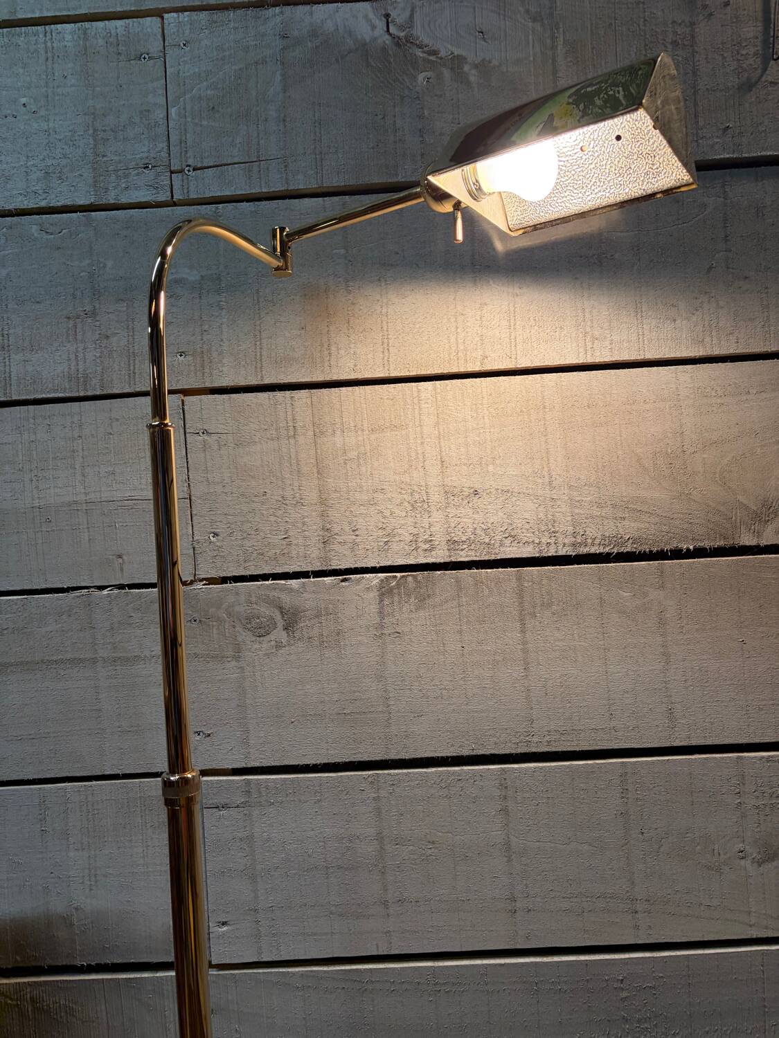 Articulated reading floor lamp in brass, design by DLG Fratelli Martini.