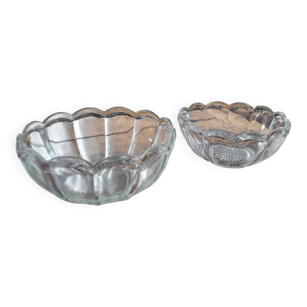 Duo de saladiers en verre moulé – forme florale – années 50