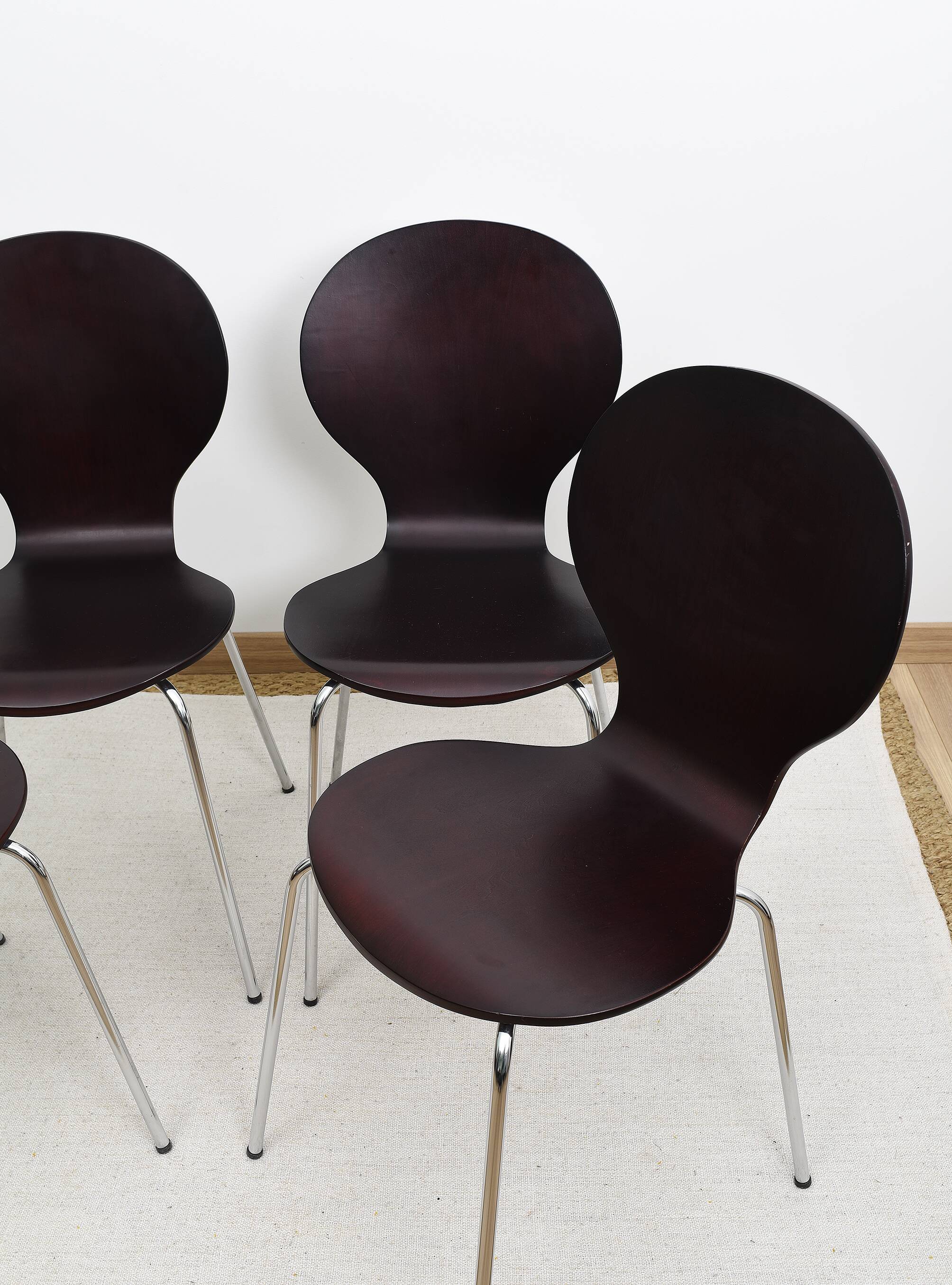 Set of 4 "ant" chairs, vintage, Diego model. Stackable, dark burgundy color.