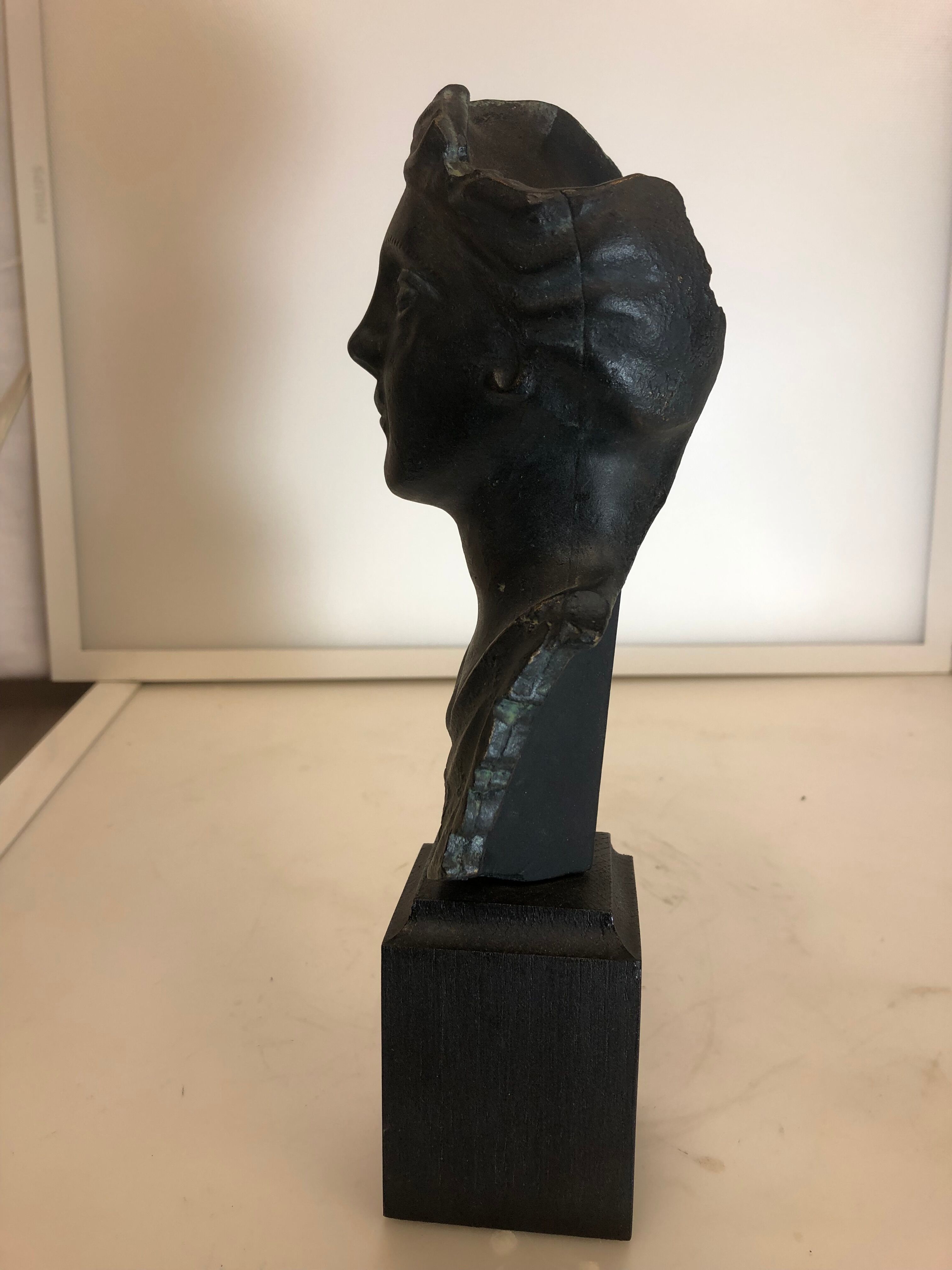 Statue bust roman woman