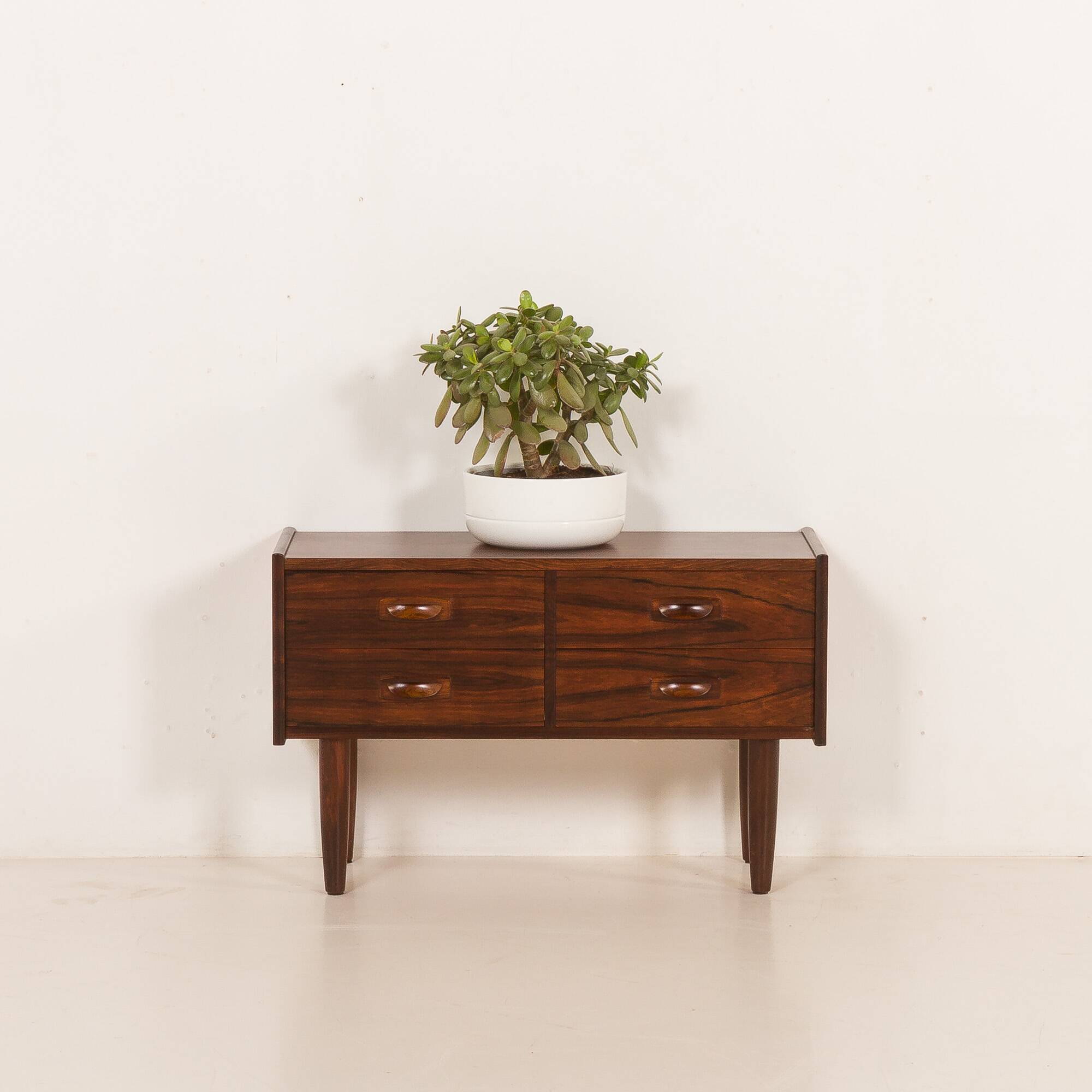 Petite commode en palissandre danois, années 1960