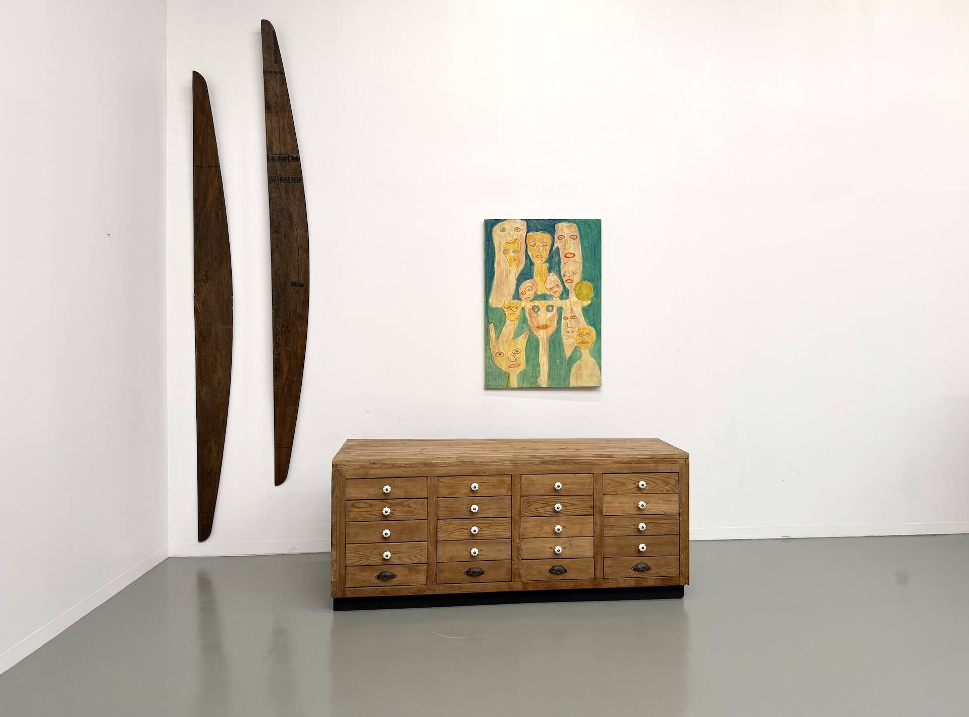 Double-sided display counter with 20 drawers