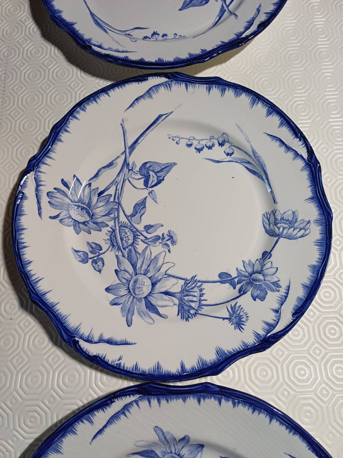 6 flat plates with floral decoration, T. de fer.