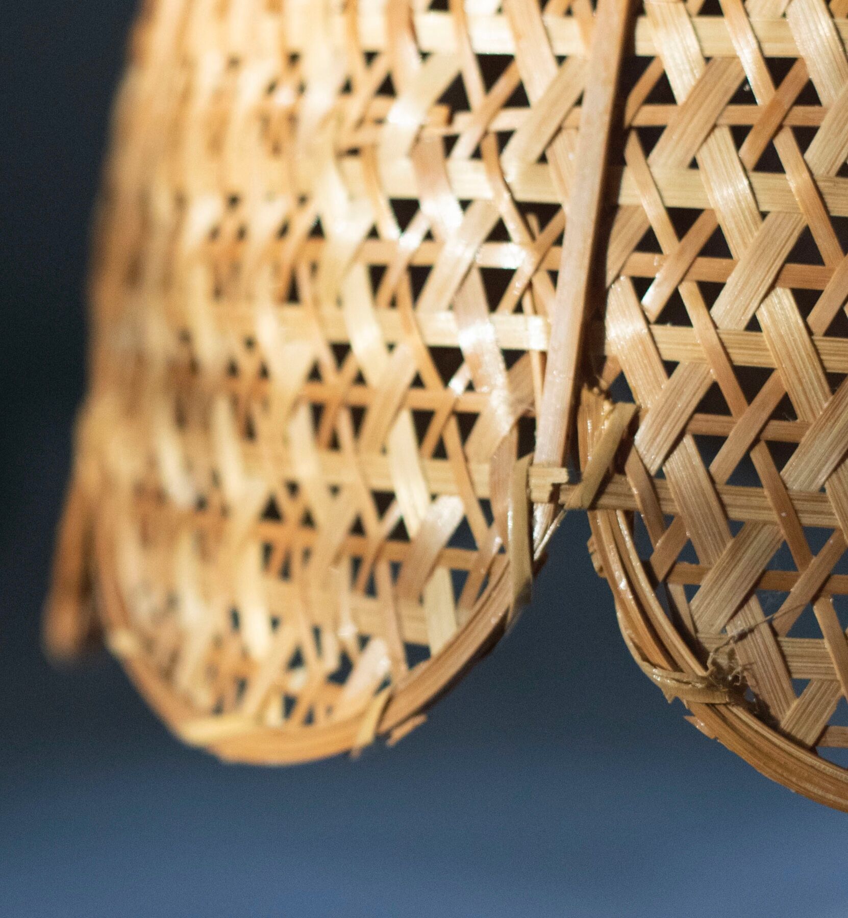 Vintage flower suspension in wicker rattan