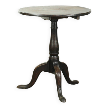 Characterful 18th century English oak sidetable with a beautiful appearance