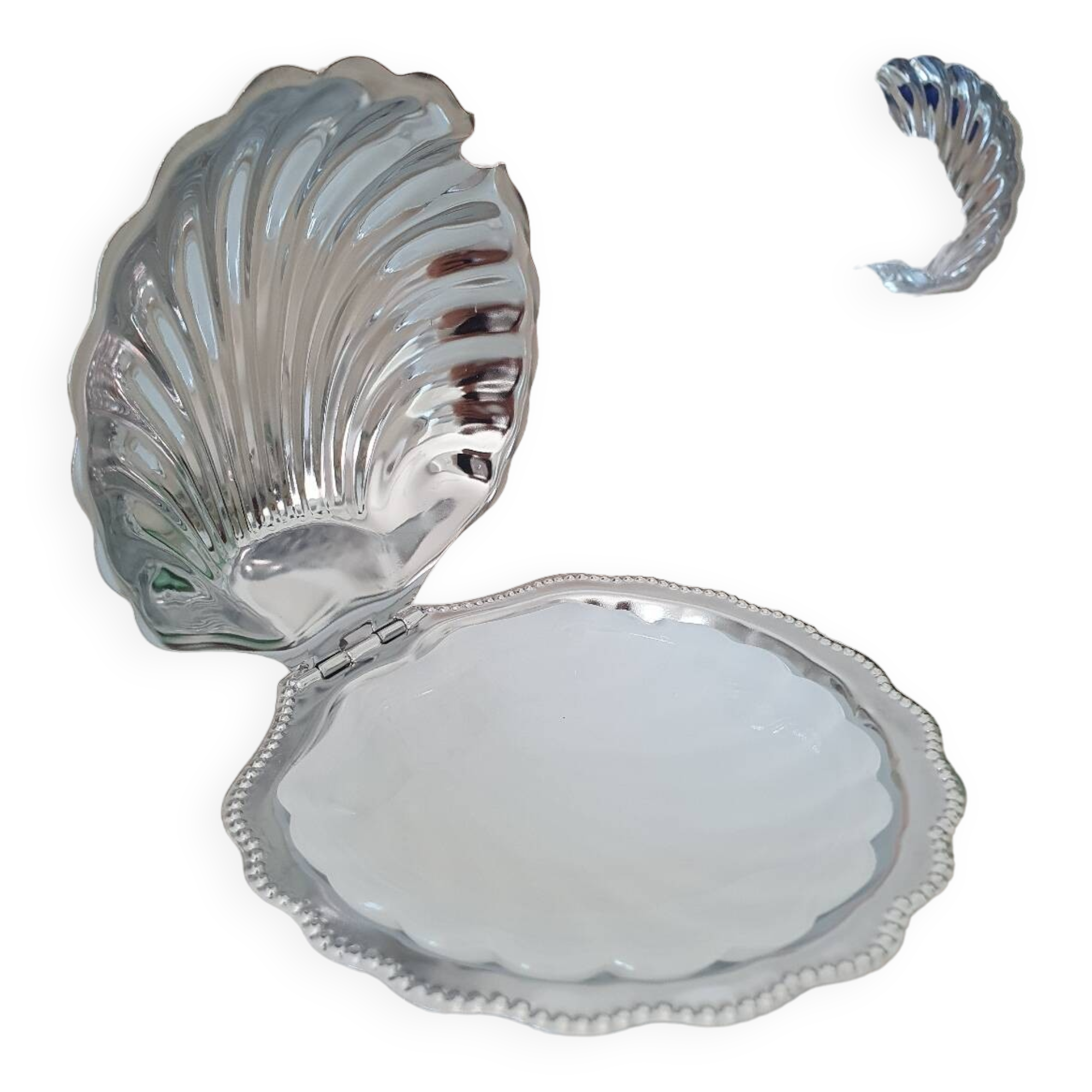 Shell butter dish in silver metal and its white glass cup