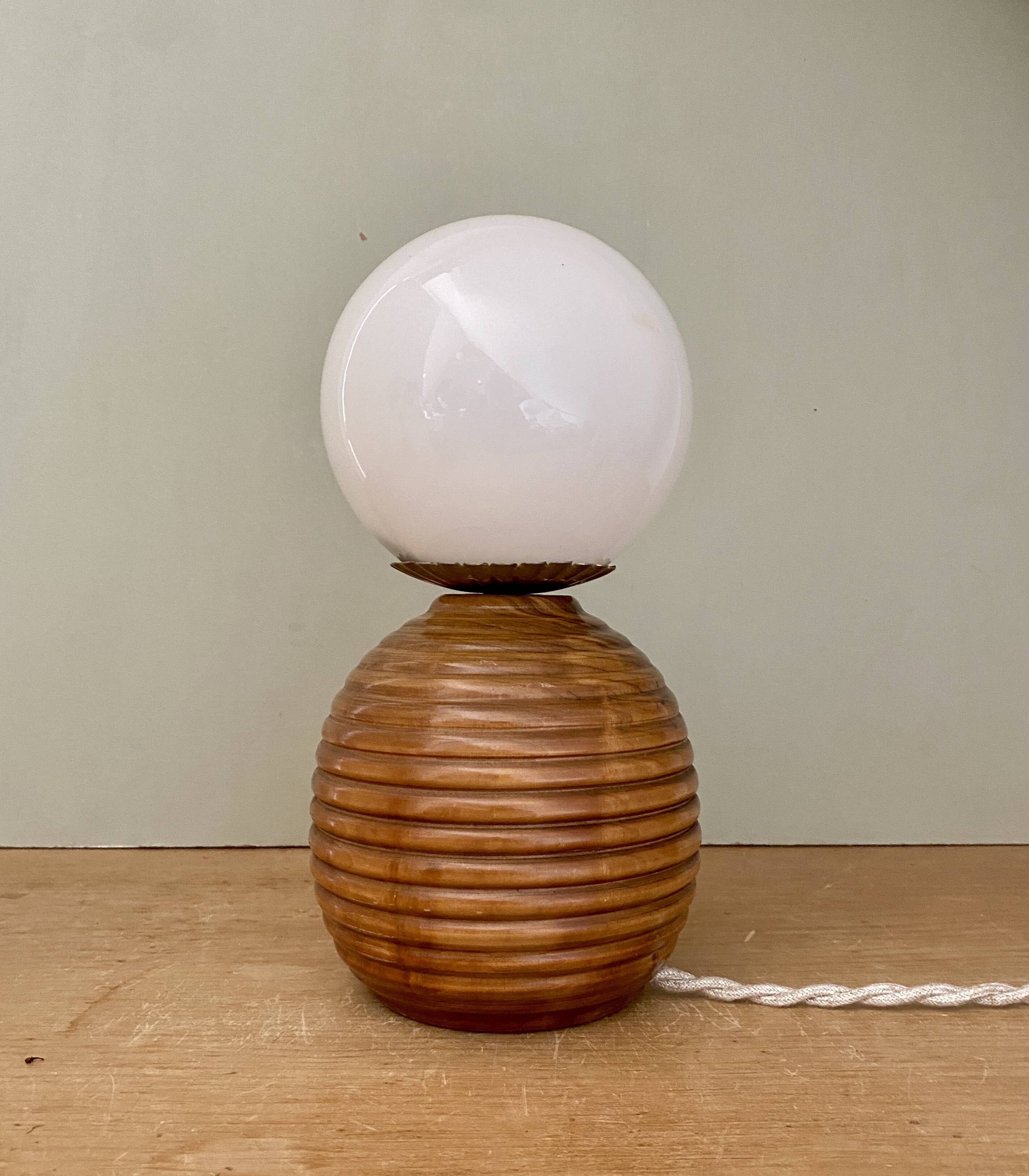 Lampe vintage opaline blanche et bois