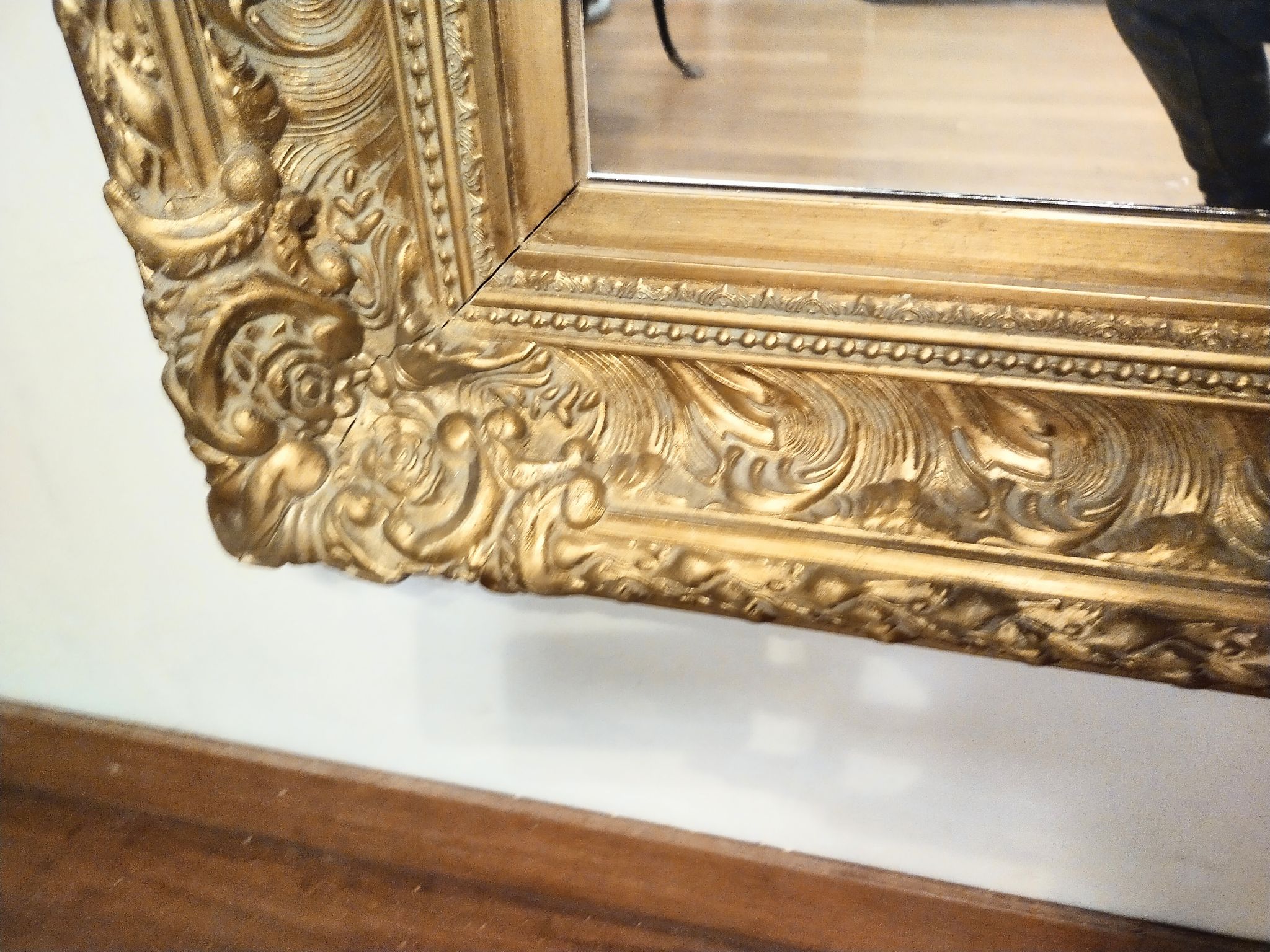 Miroir avec grand cadre mouluré 125x95cm en plâtre doré à la feuille d'or