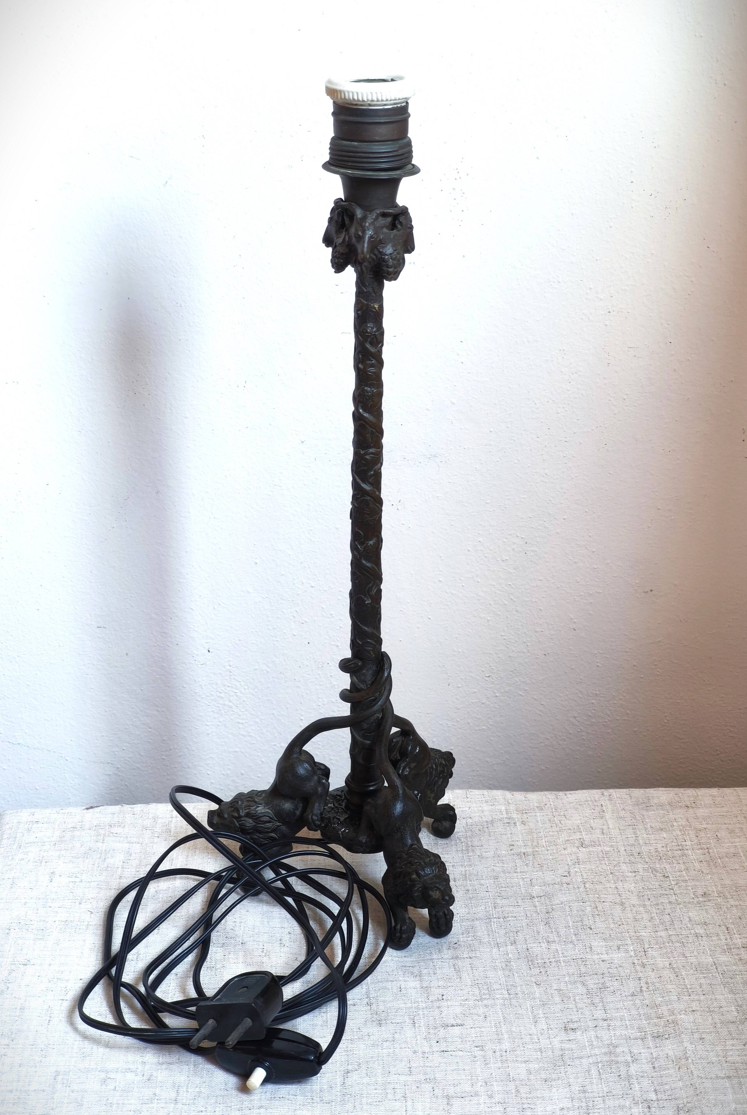 Vintage table lamp in patinated bronze with lion decor, 1950s.